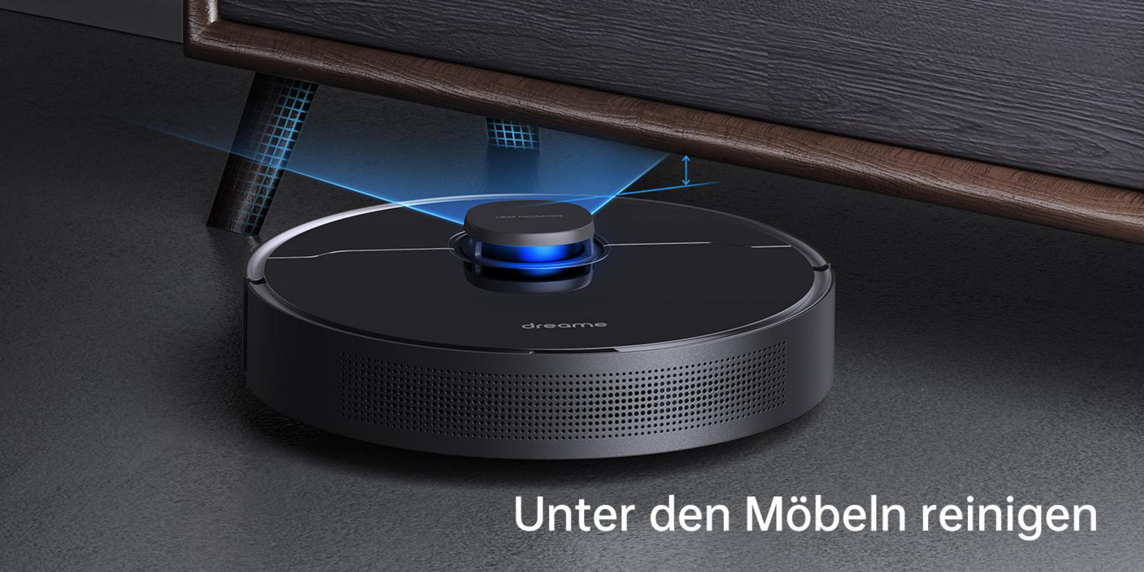 Roboter-Staubsauger, der unter einem Schrank reinigt.