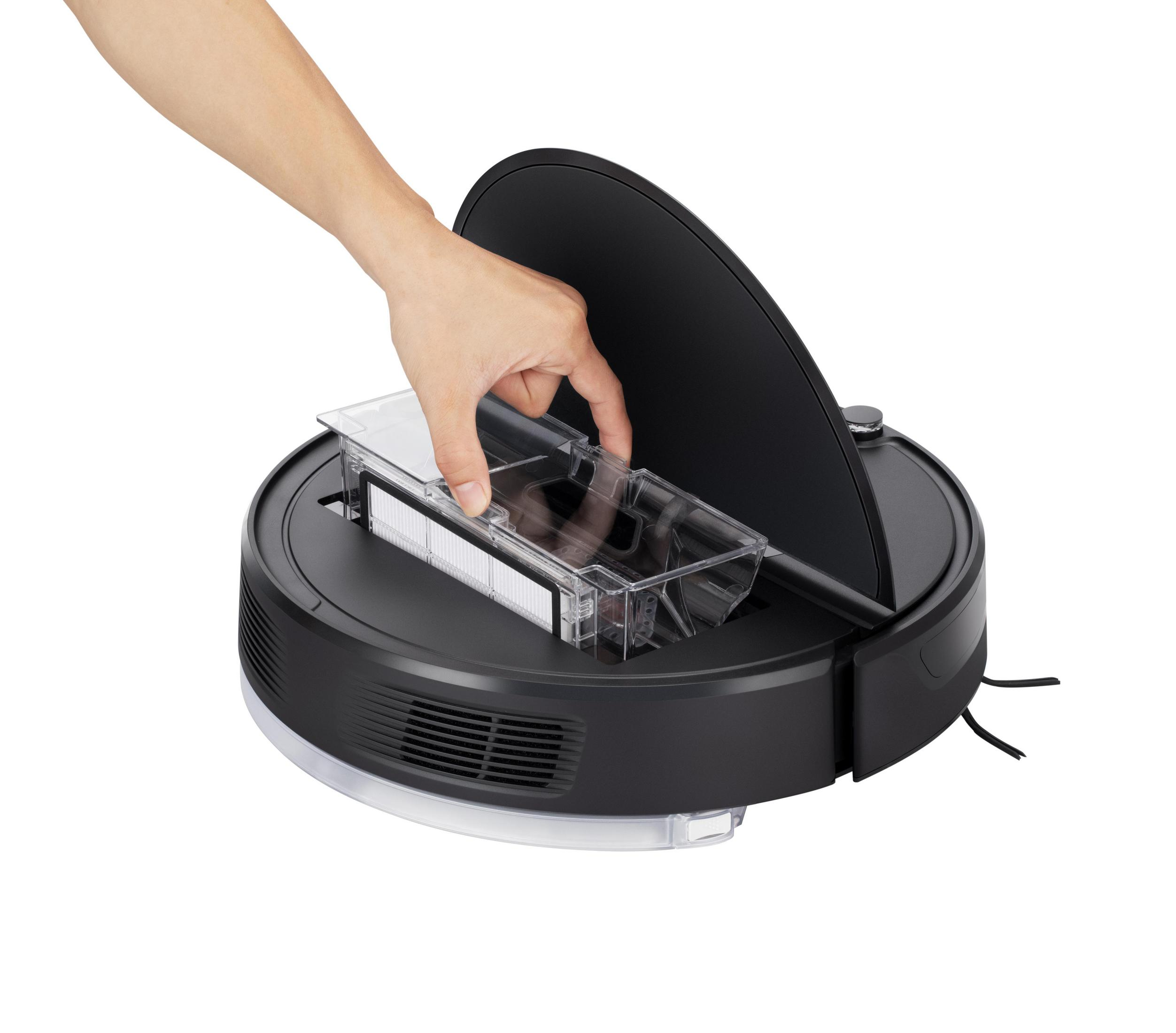 Eine Hand entfernt einen Staubbehälter von einem schwarzen Roboter-Staubsauger. Der Boden ist weiß.
