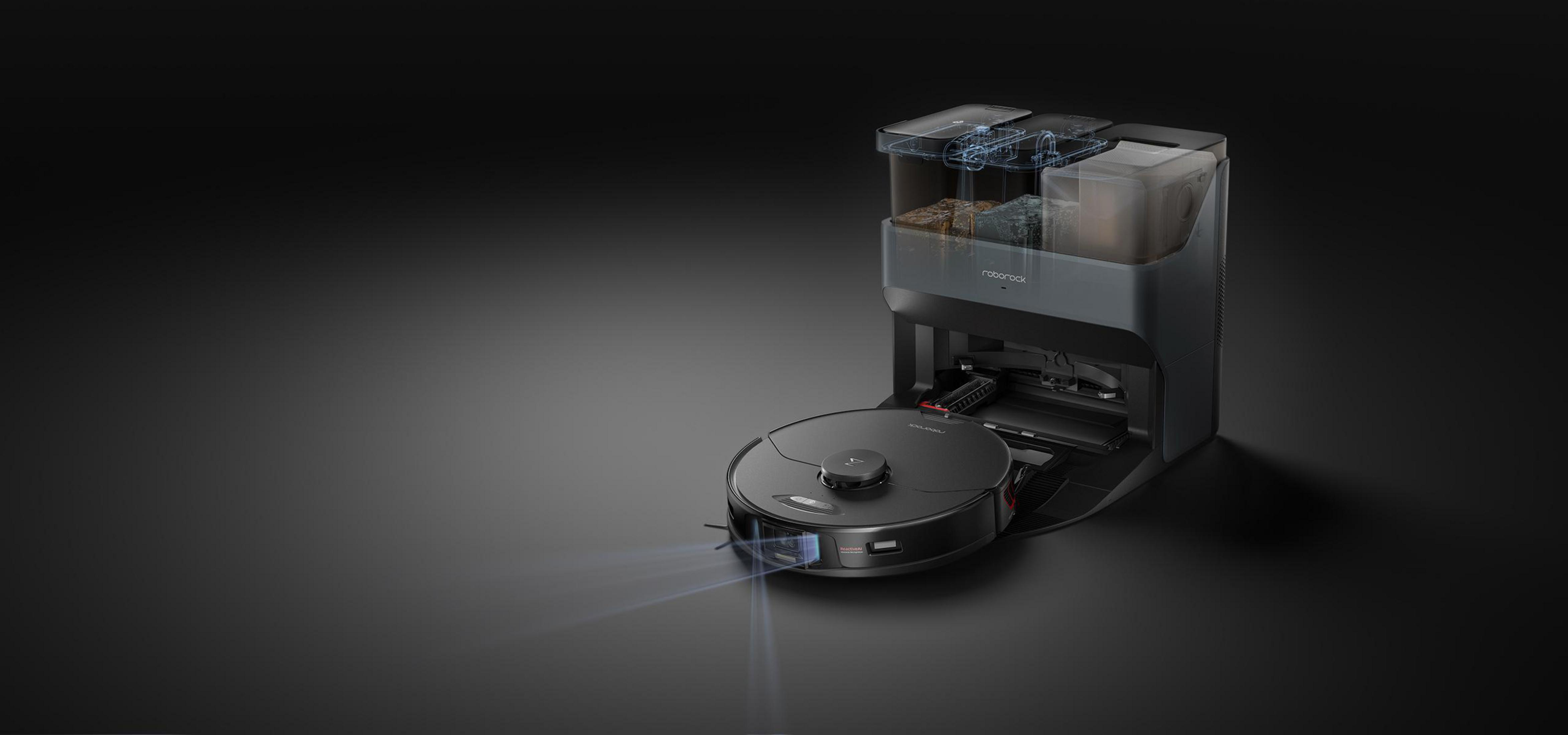Ein schwarzer Roboter-Staubsauger mit Ladestation auf dunklem Hintergrund.