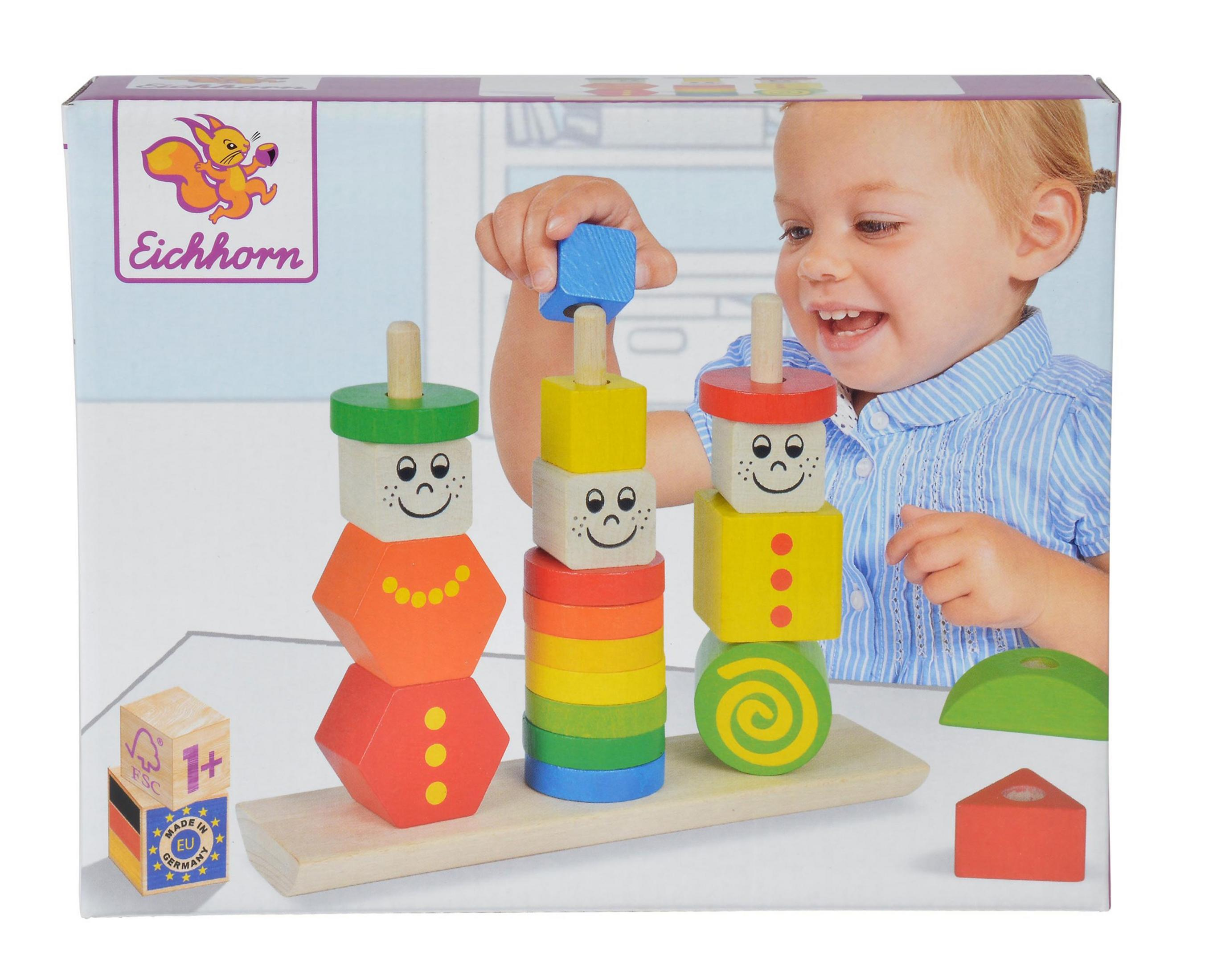 Spielzeugkiste, bunte Holzblöcke. Kind spielt mit den Blöcken. Smiley-Gesichter auf Blöcken.