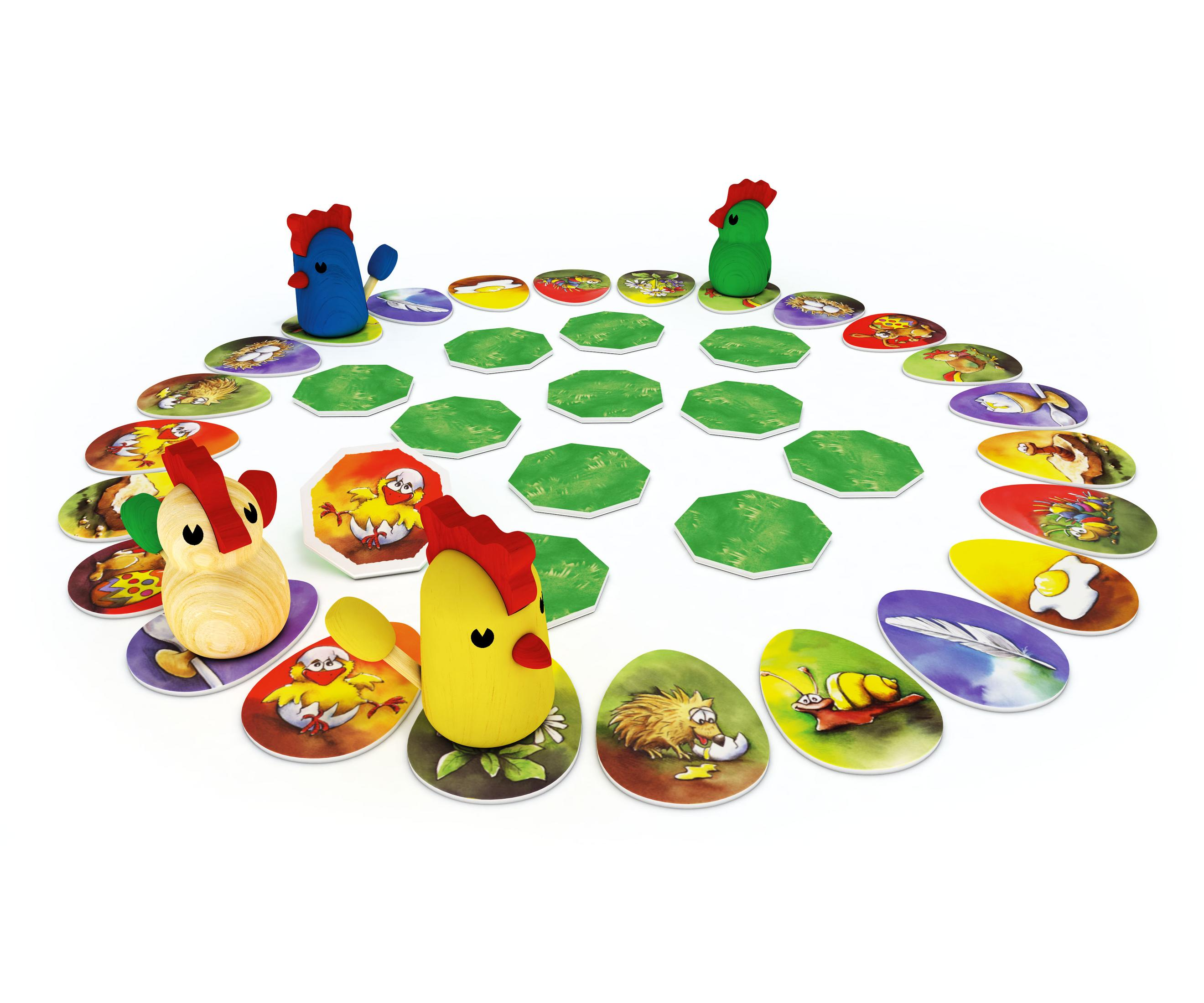 Brettspiel-Setup, drei hölzerne Hühnerfiguren, farbige Karten, weiße Oberfläche, Draufsicht.