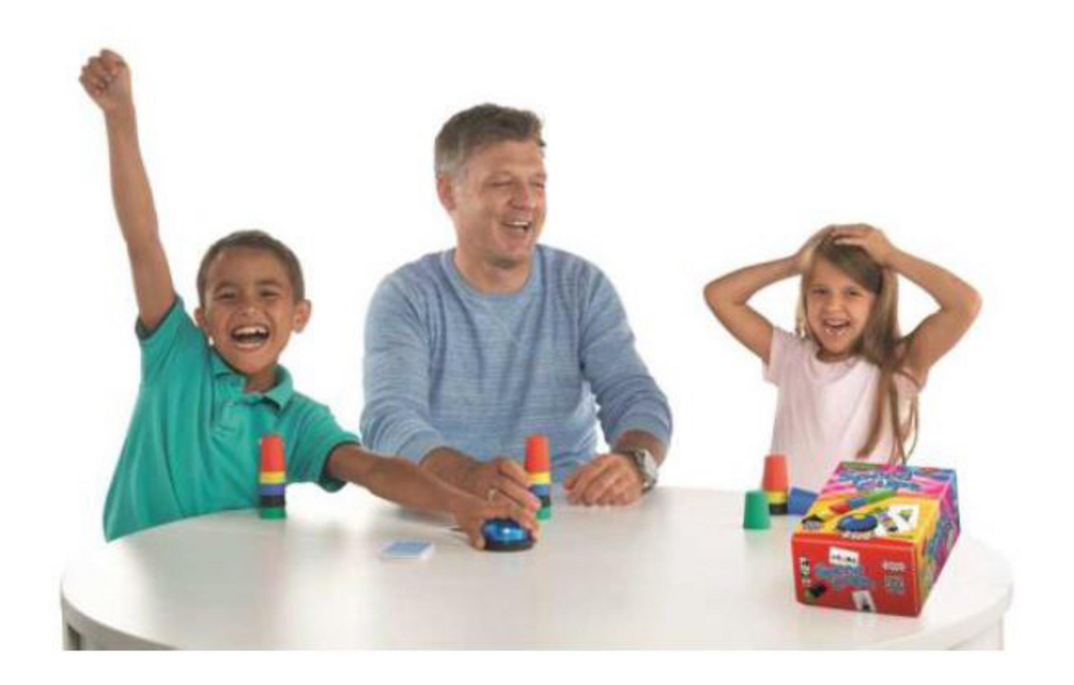 Drei Leute spielen ein Spiel. Sie sind glücklich und aufgeregt. Das Spiel ist auf einem Tisch.