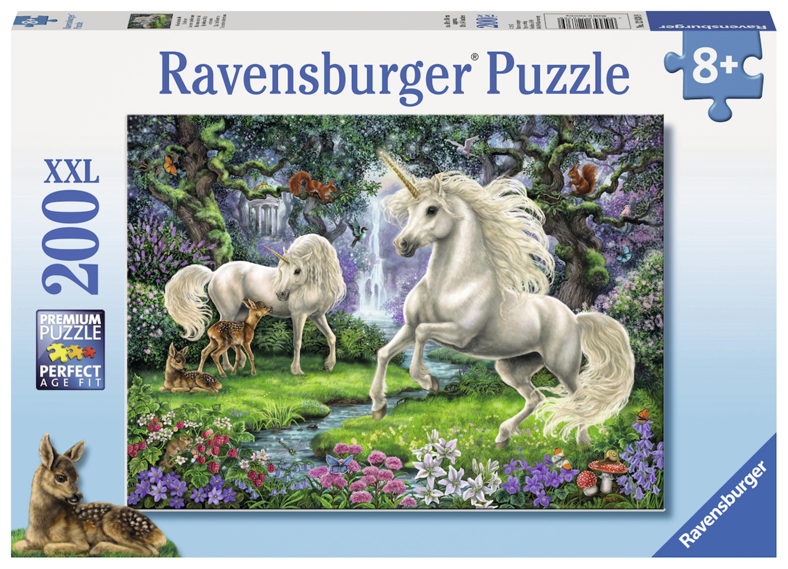 Puzzelbox met eenhoornscène. Witte eenhoorns, reeën en bos met waterval. Blauwe lucht.