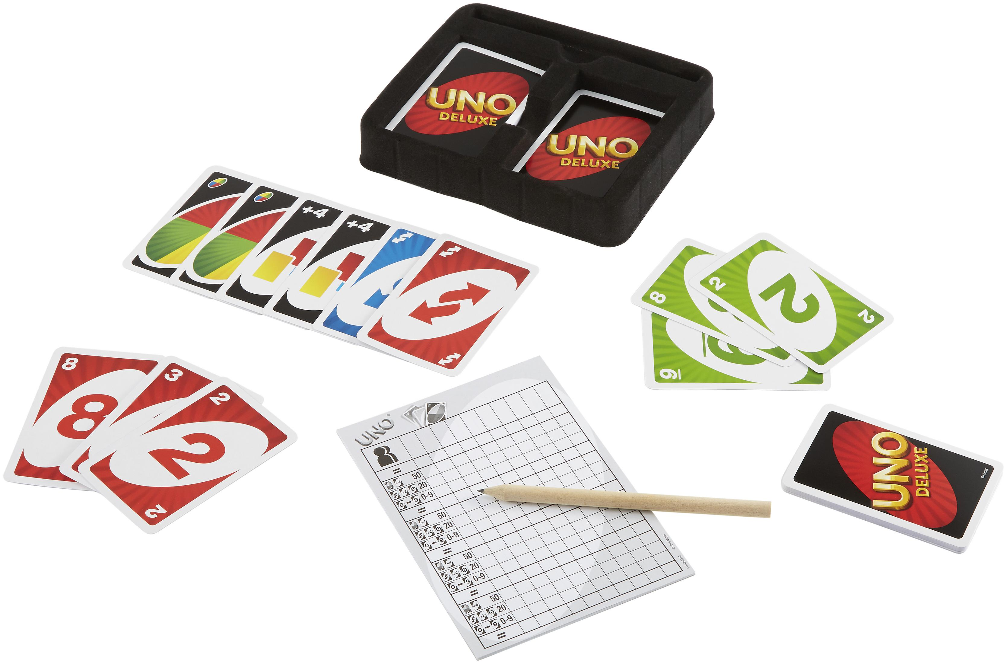 Uno Deluxe Kartenspiel-Set. Karten, eine Wertungstabelle und ein Bleistift liegen auf weißer Oberfläche.