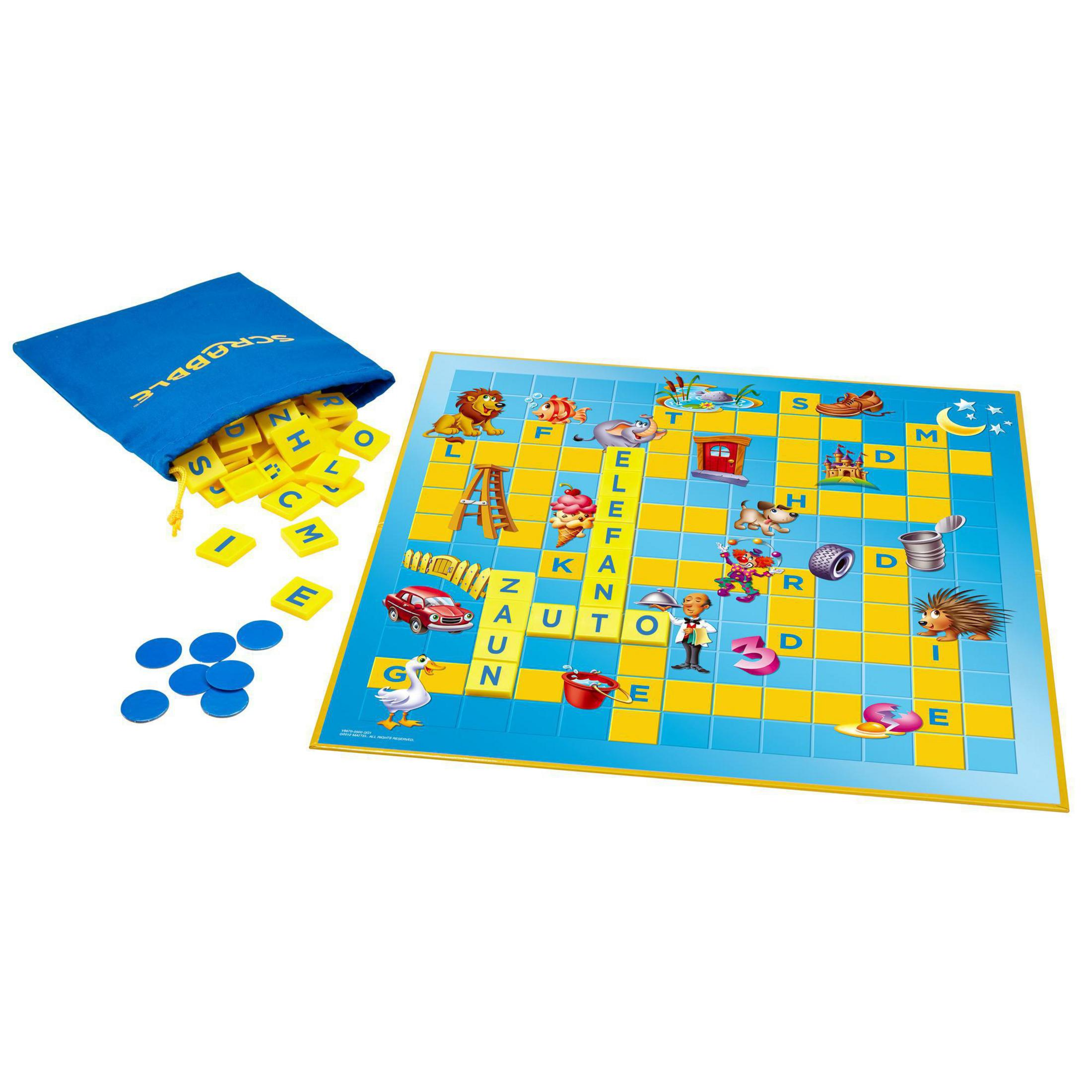 Jeu de société Scrabble avec des lettres, un sac bleu et des jetons bleus, sur fond blanc.