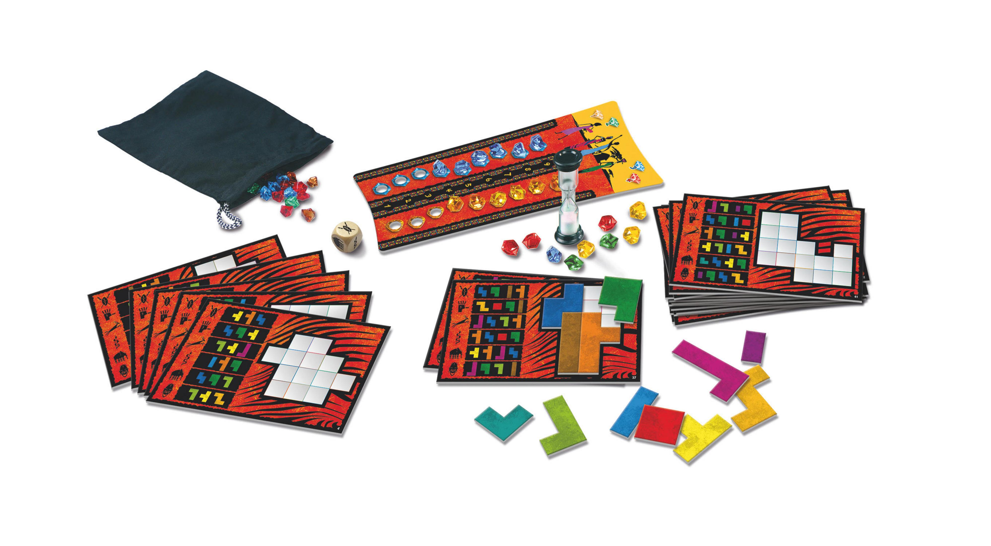 Ein Brettspiel mit Spielsteinen, Karten und einem Würfel auf weißem Untergrund.