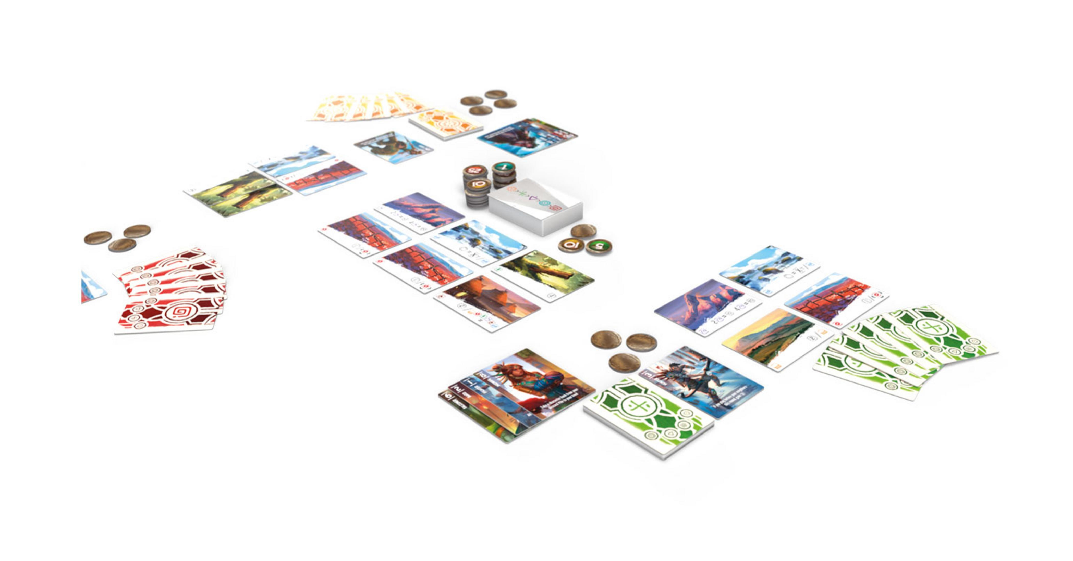 Brettspiel-Setup mit verstreuten Karten und Spielsteinen. Der Hintergrund ist weiß.