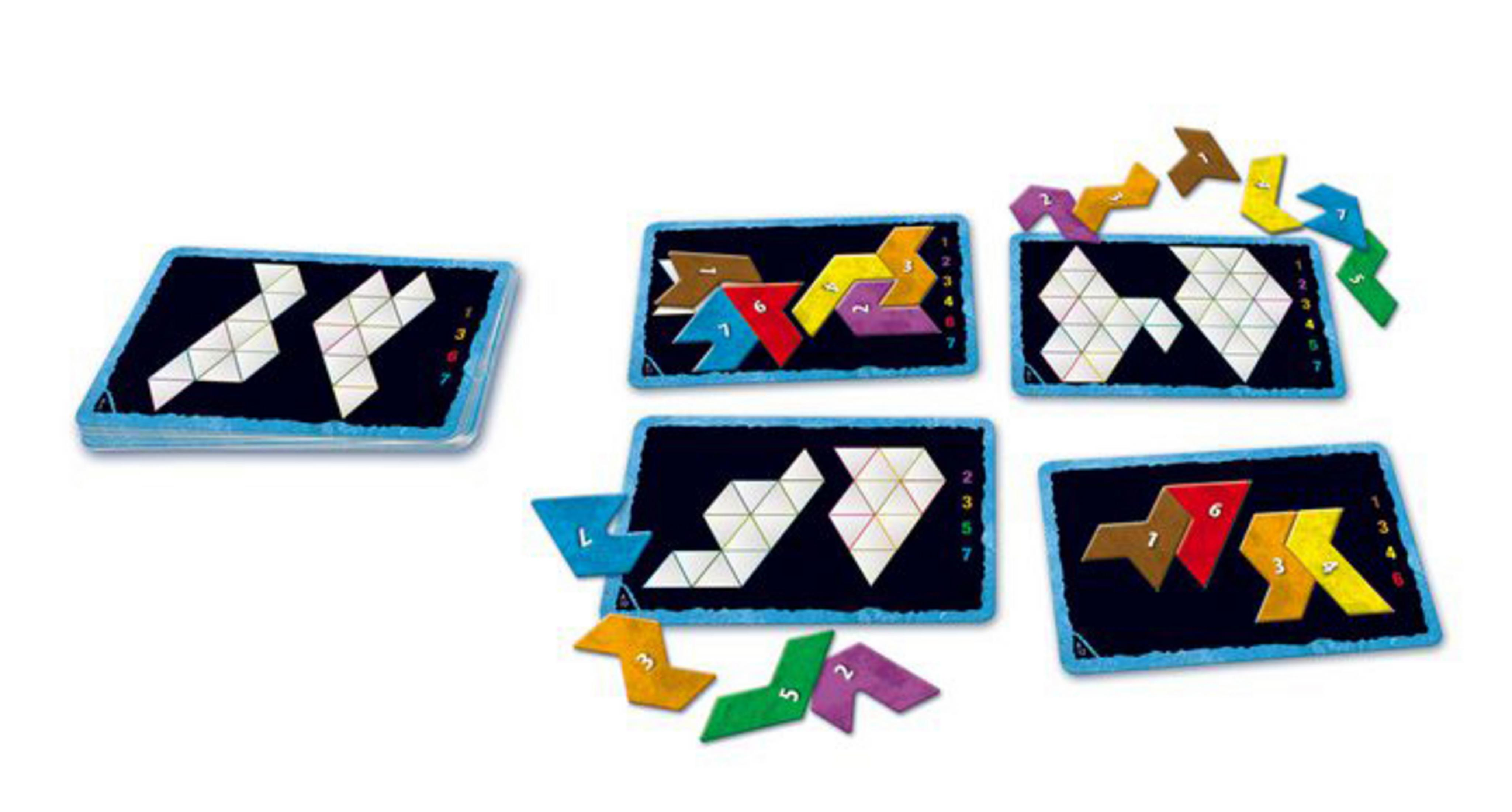 Karten und Spielsteine. Die Teile sind bunt und wie Puzzleteile geformt. Schwarzer Hintergrund.