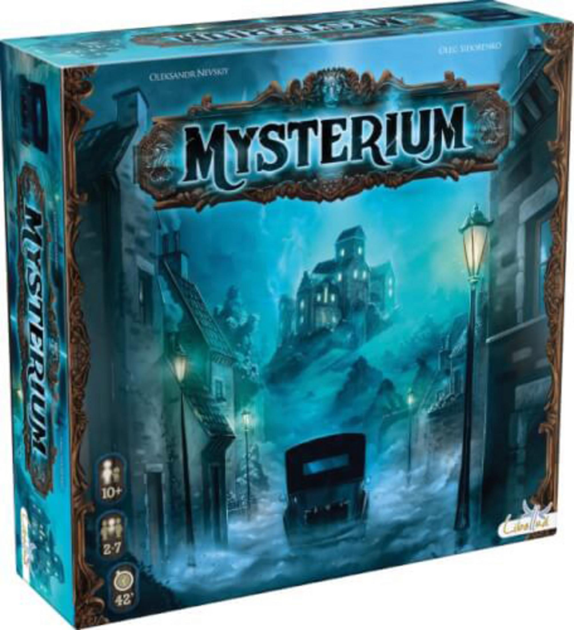 Mysterium Brettspielbox. Dunkle, neblige Szene mit Gebäuden, Laternen und einem unheimlichen Haus.