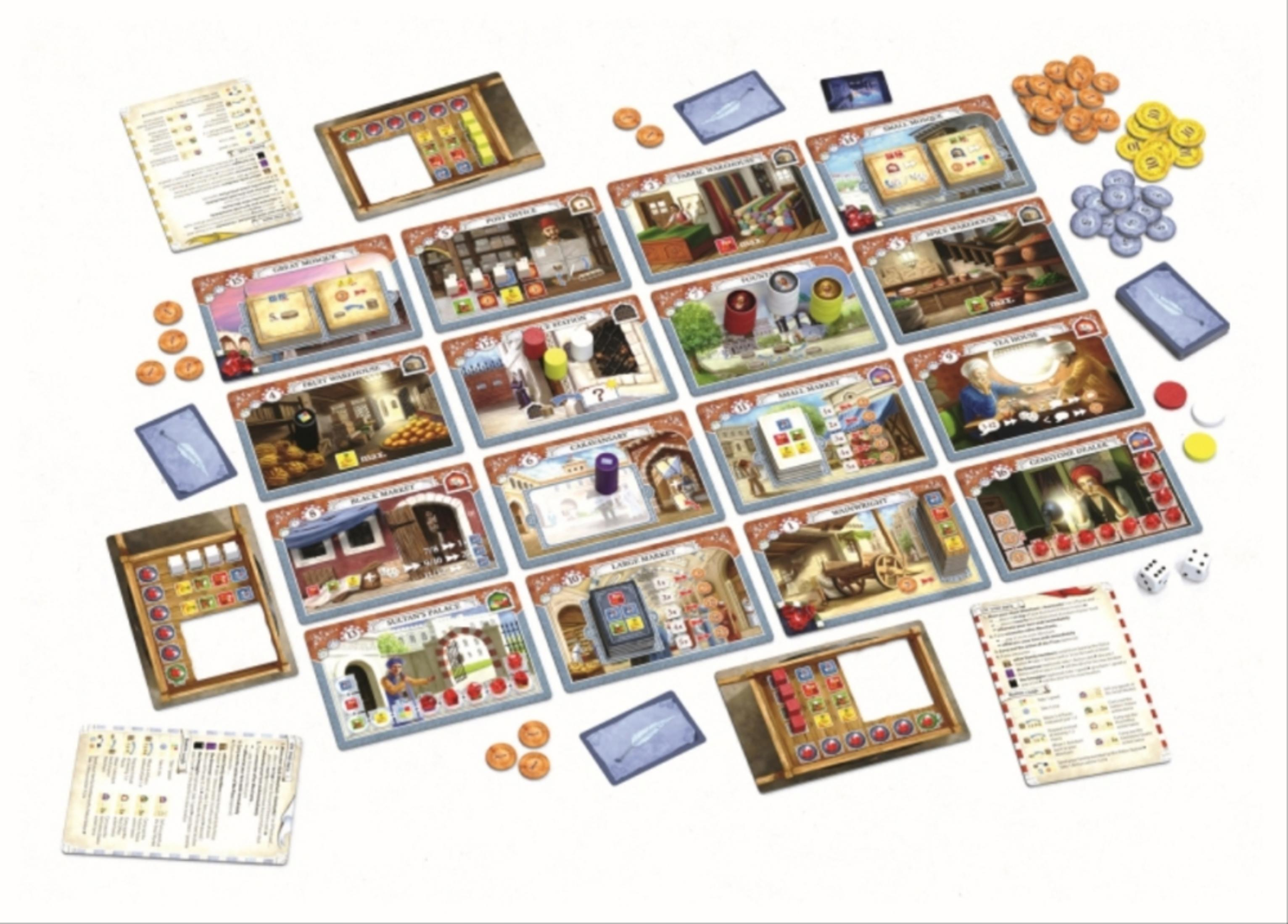 Brettspielkomponenten: Karten, Bretter, Spielsteine. Das Layout befindet sich auf einer weißen Oberfläche. Verschiedene farbige Spielsteine.