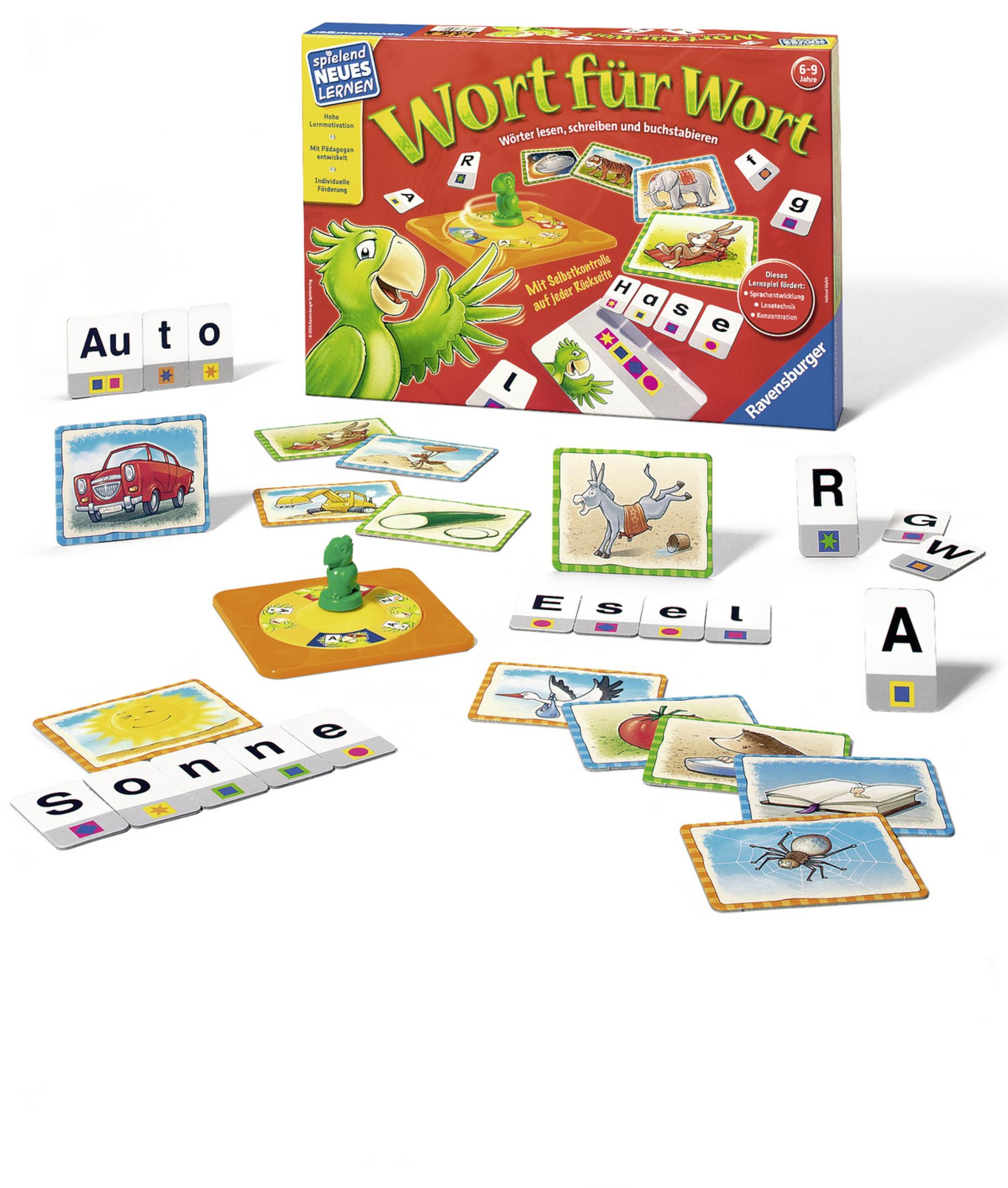 Gioco Wort für Wort con una scatola e i componenti del gioco sparsi. Carte, lettere e immagini sono mostrate.