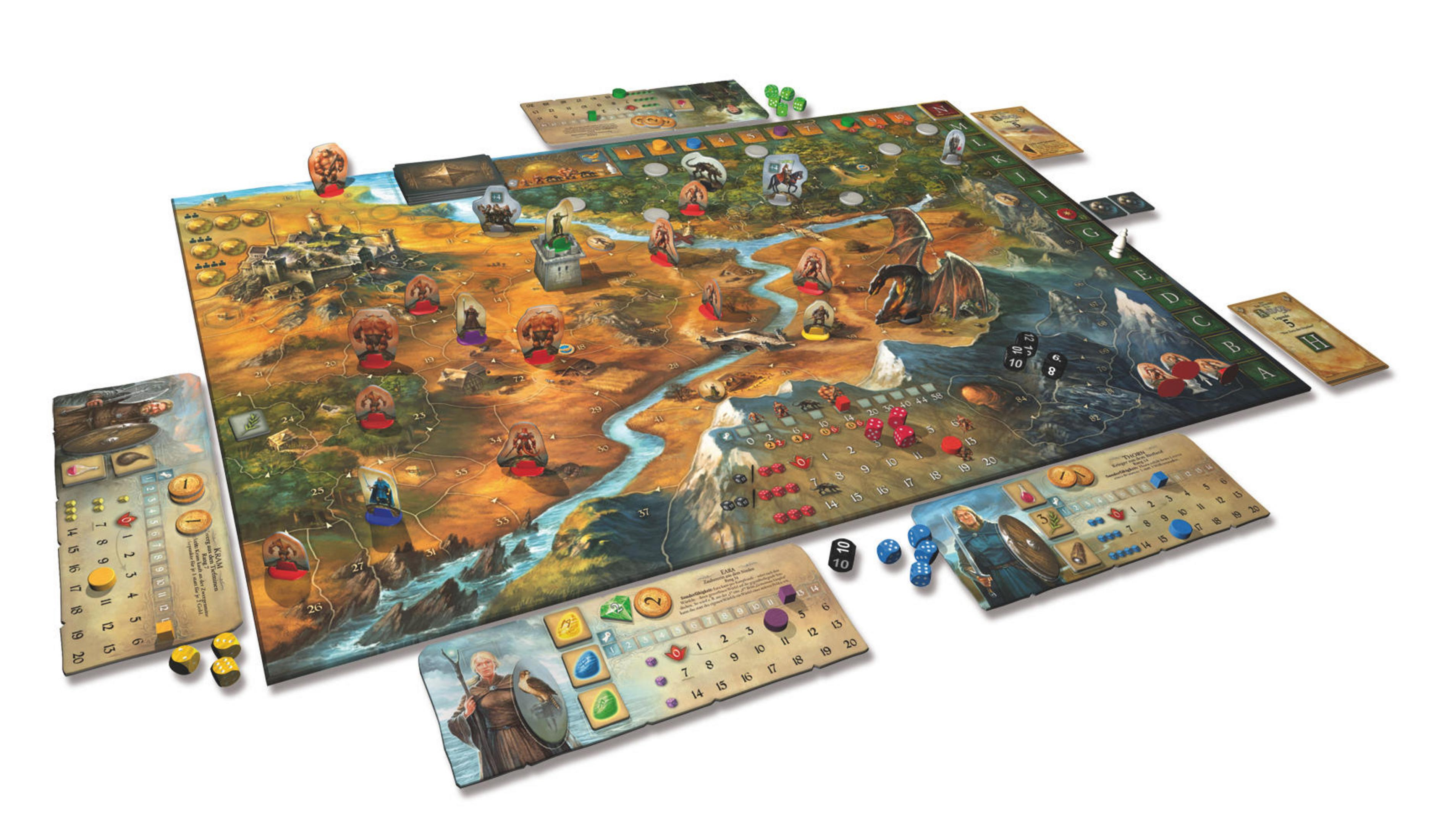 Brettspiel mit Spielbrett, Karten, Würfeln und Figuren auf weißem Grund.