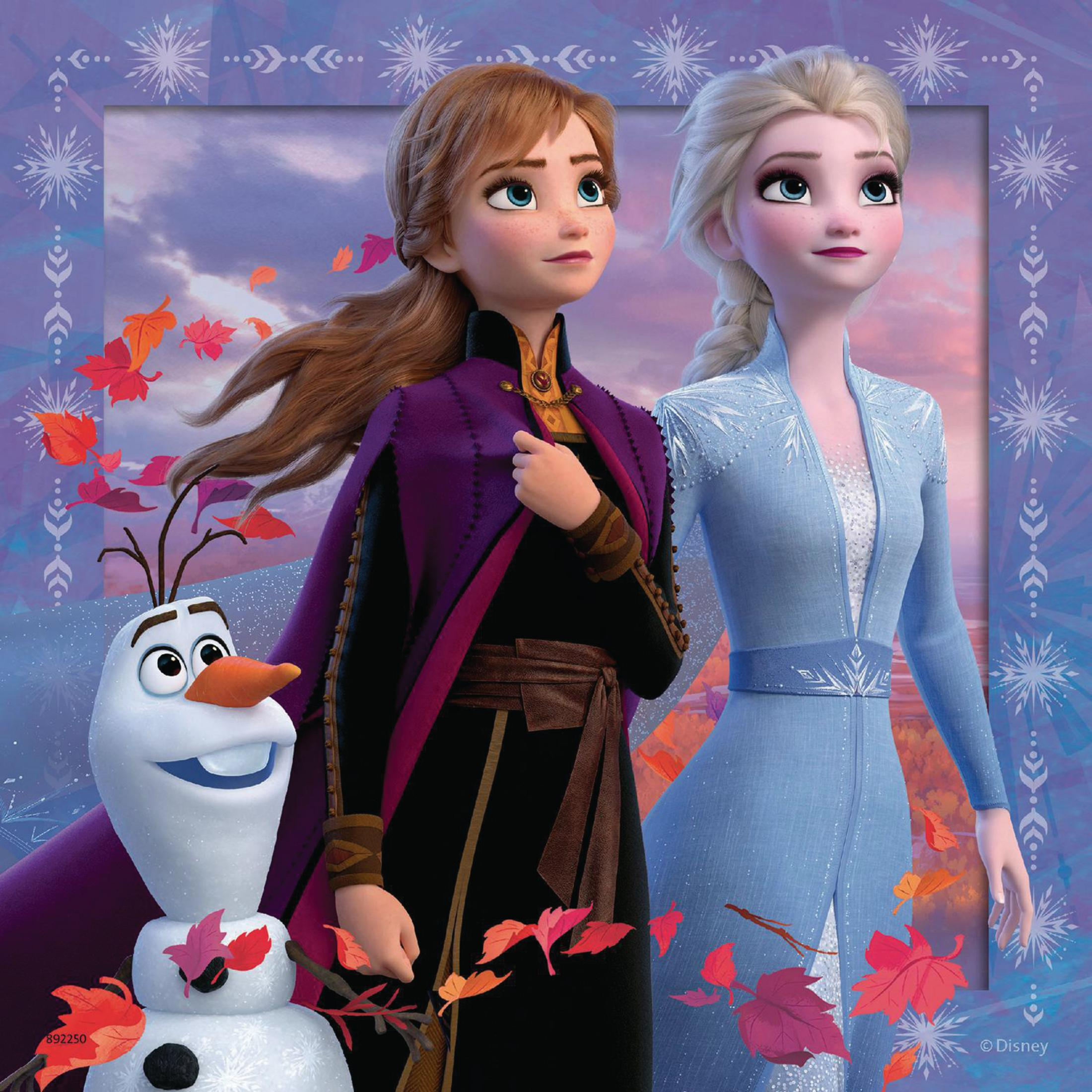 Anna, Elsa e Olaf di Frozen, con foglie autunnali, su sfondo a fantasia.