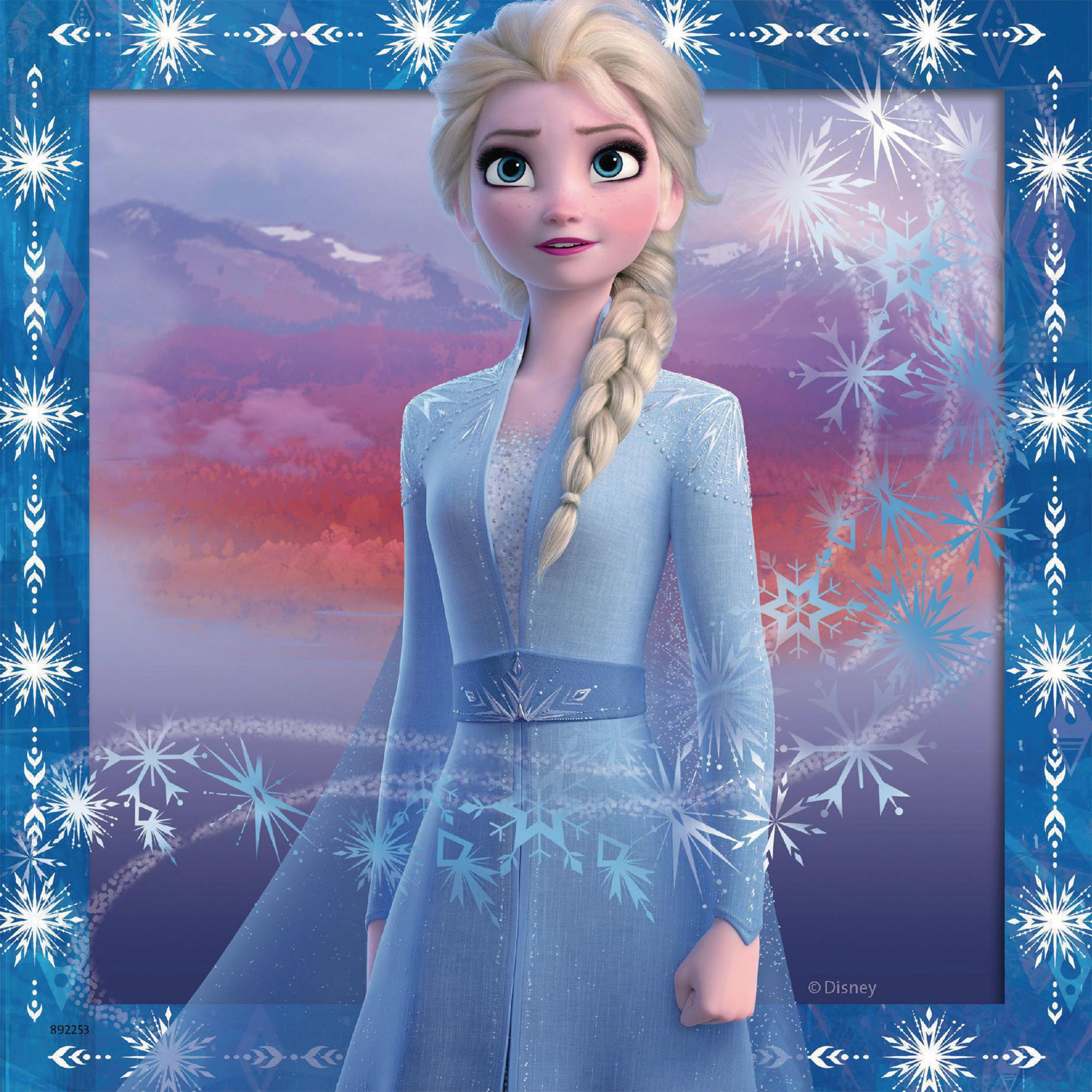 Elsa di Frozen indossa un vestito blu, trecce e un bordo a fiocchi di neve.