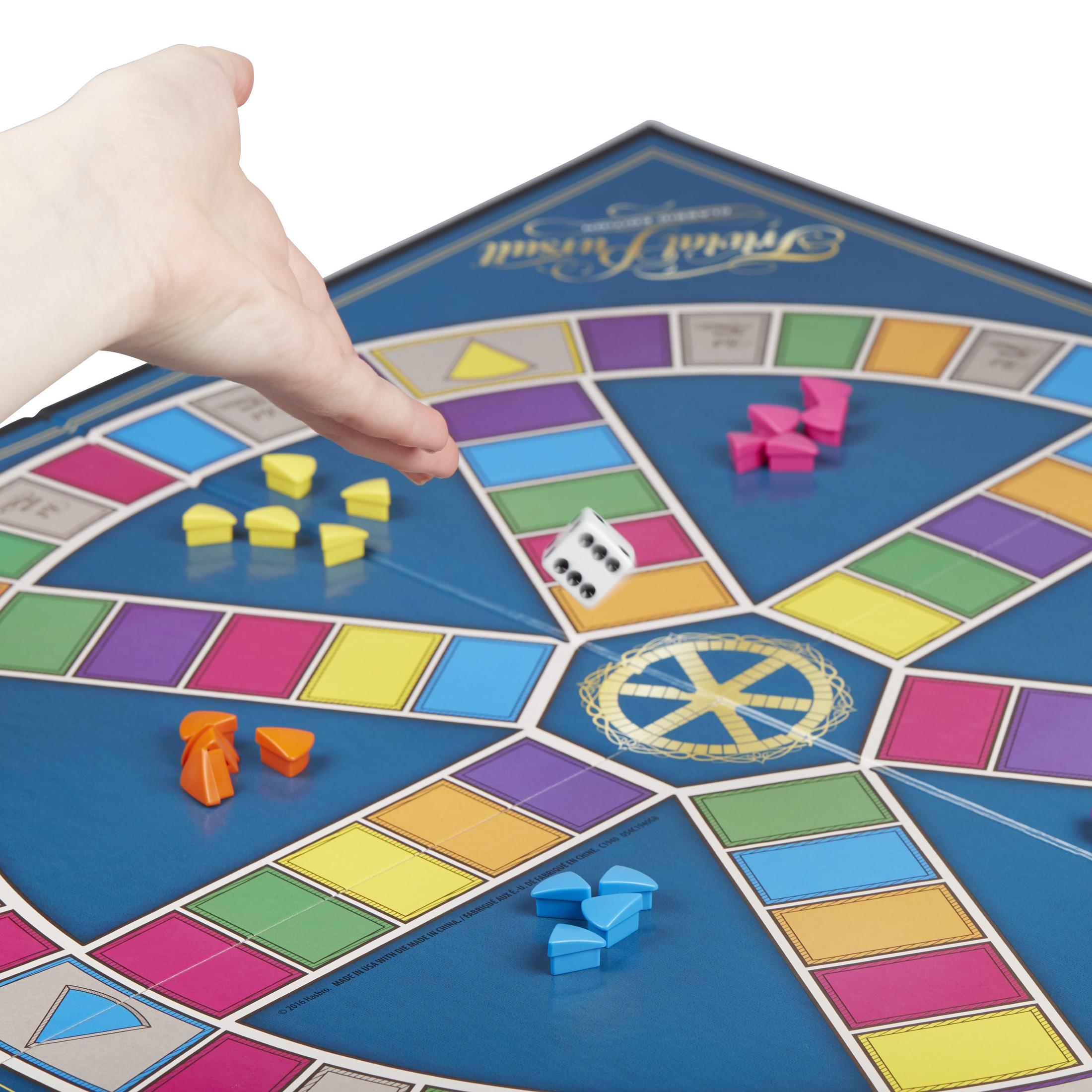 Brettspiel Trivial Pursuit im Spiel. Eine Hand würfelt. Spielfiguren auf dem blauen Spielbrett.