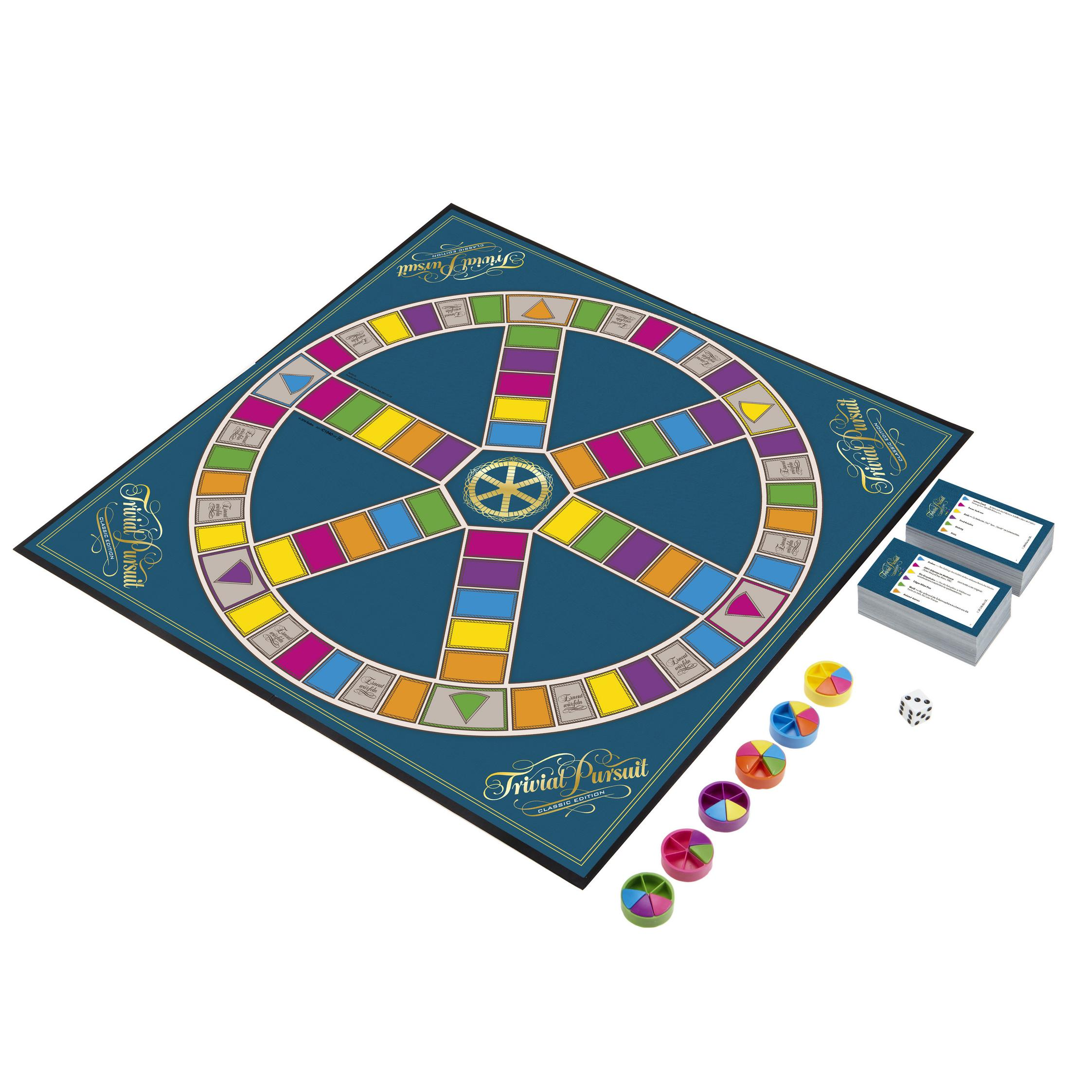 Trivial Pursuit Brettspiel mit bunten Keilen, Spielsteinen, Würfeln und Karten auf Weiß.
