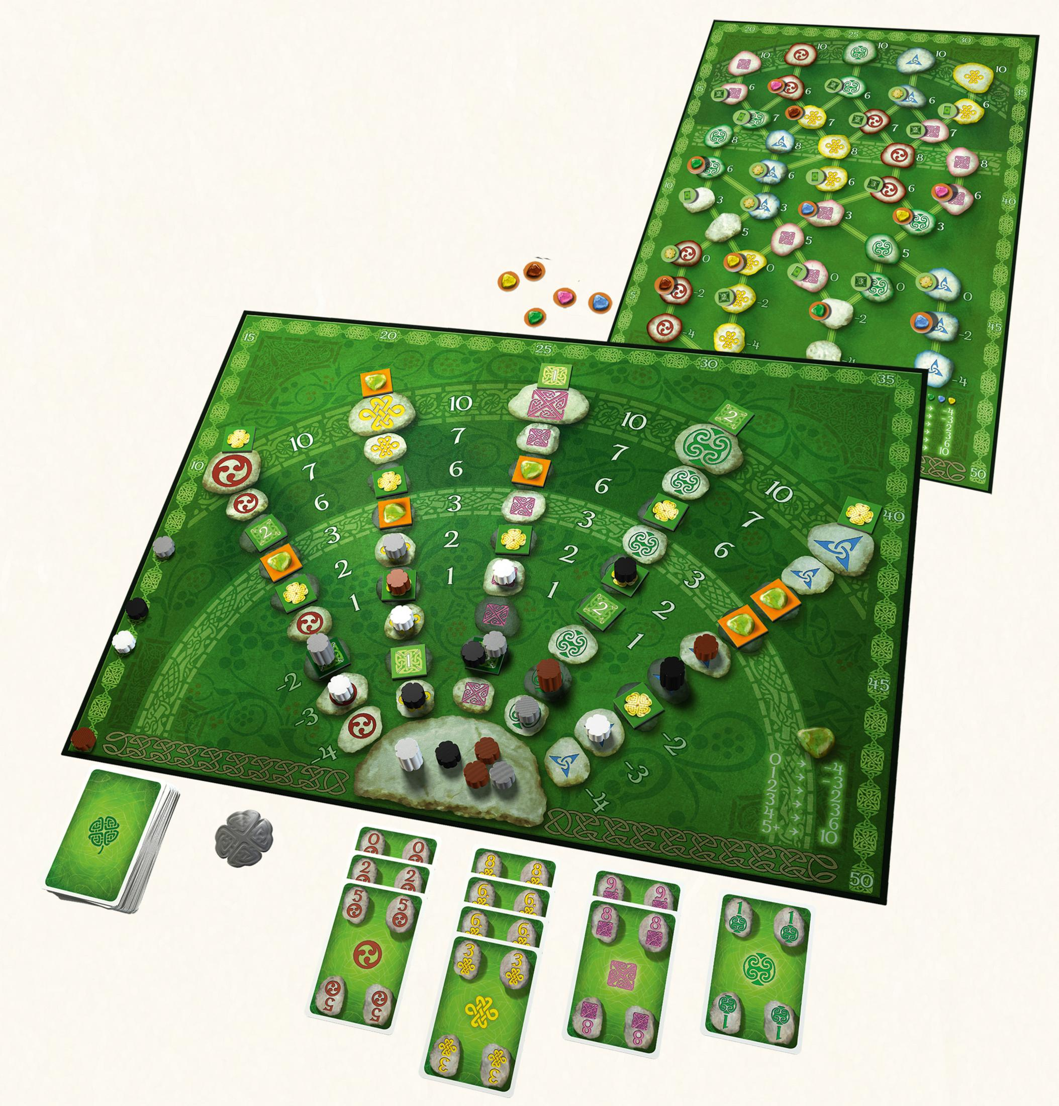 Brettspiel mit grünem Hintergrund, verschiedenen Spielsteinen und Karten. Ein zweites Brett ist im Hintergrund.