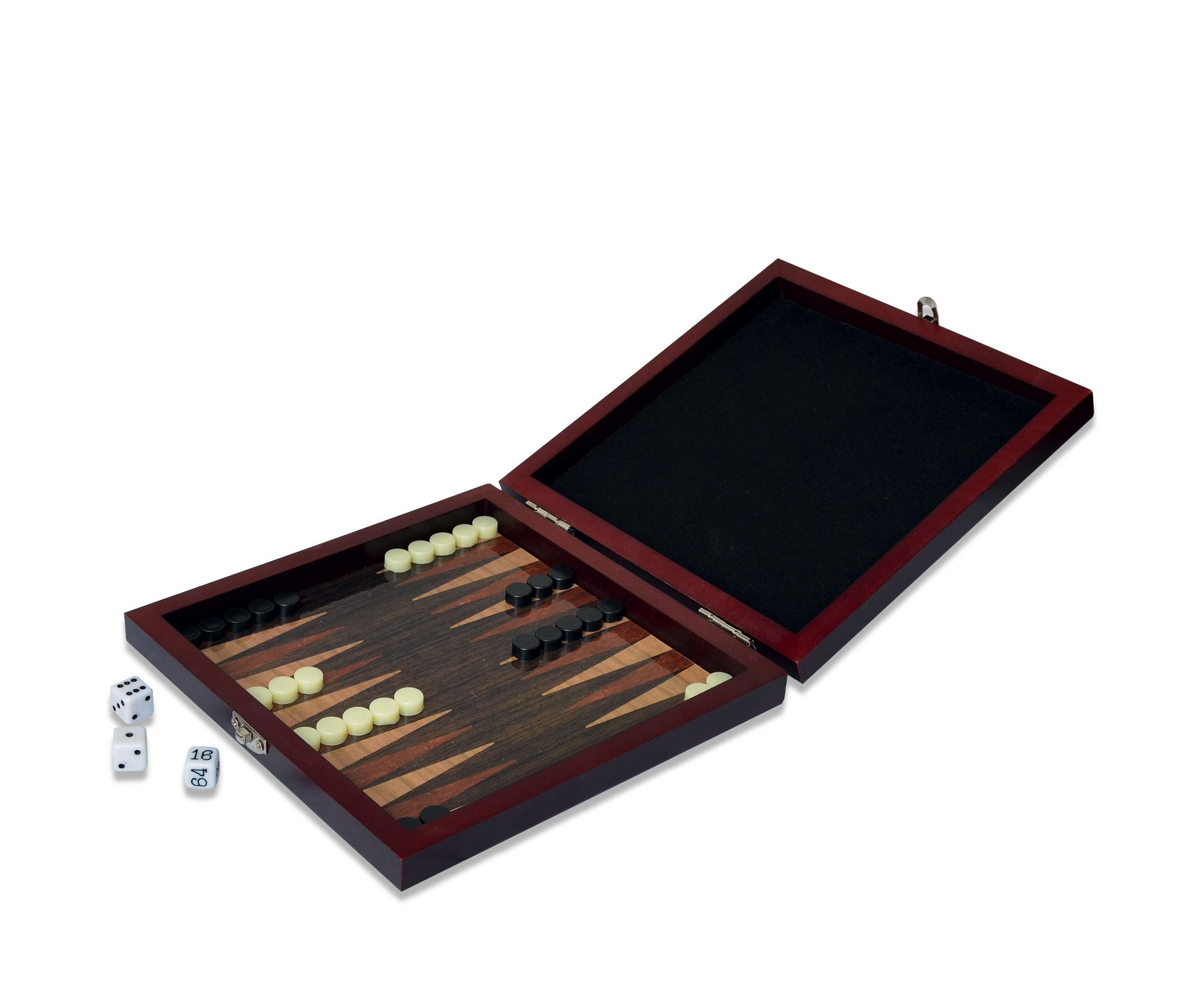 Offenes Backgammon-Set. Dunkler Holzrahmen, Spielbrett mit abwechselnd hellen und dunklen Dreiecken, Würfel sichtbar.