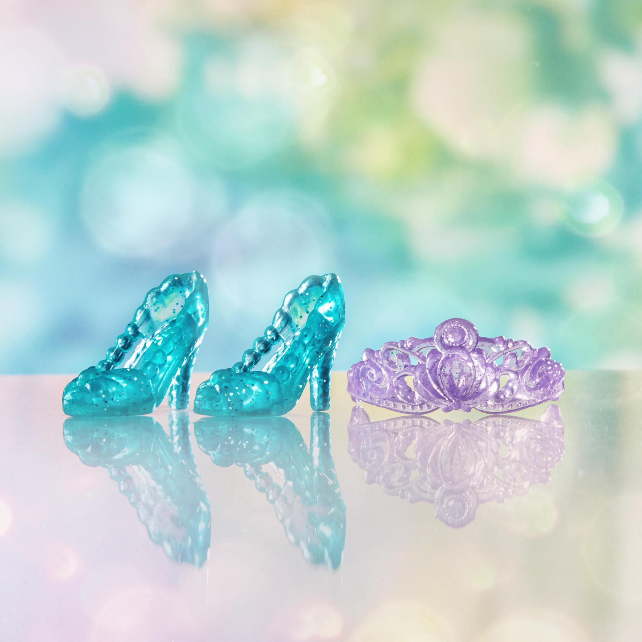 Tacchi alti blu e una tiara viola.