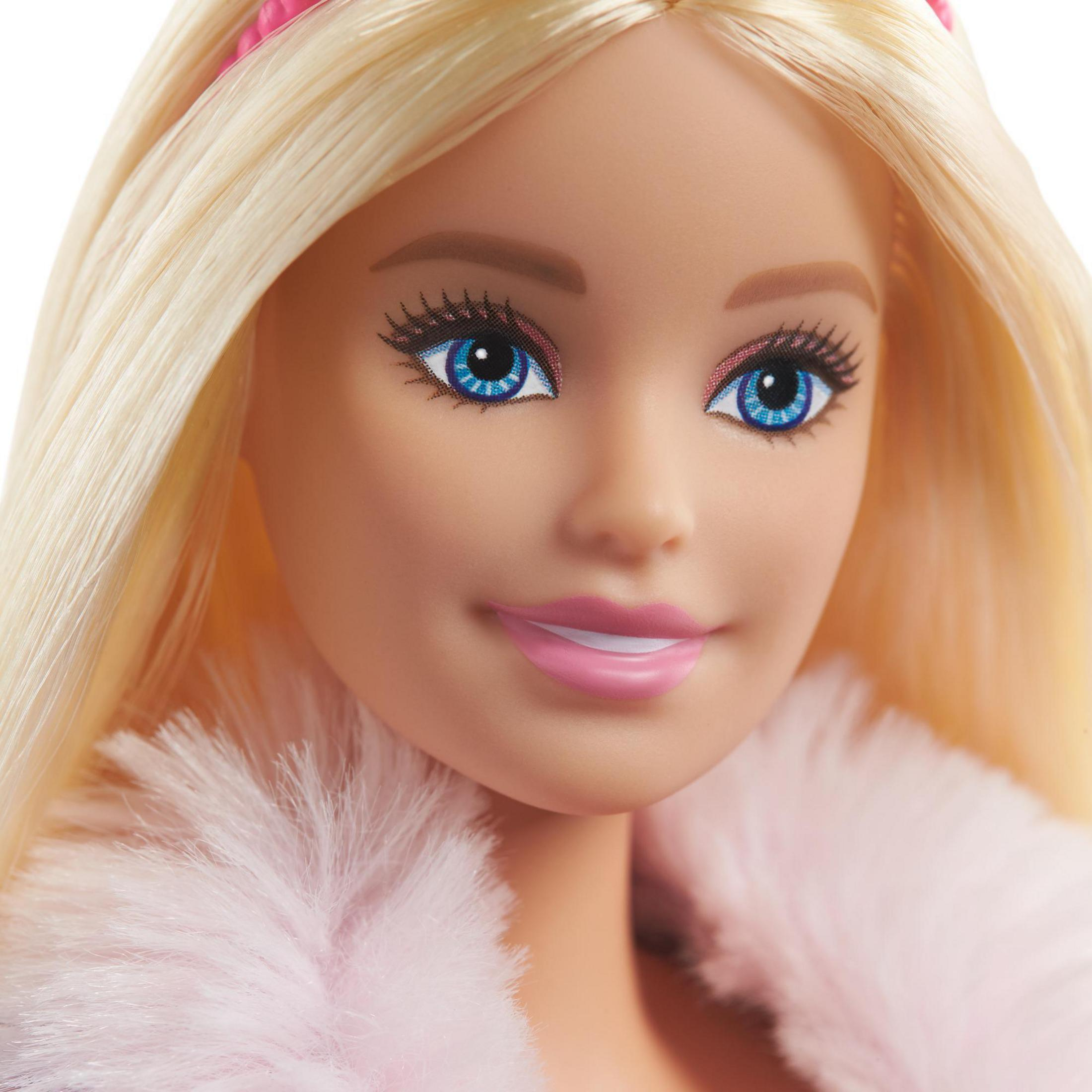Nahaufnahme eines Barbie-Puppengesichts, blondes Haar, rosa Stirnband und Jacke, blaue Augen.