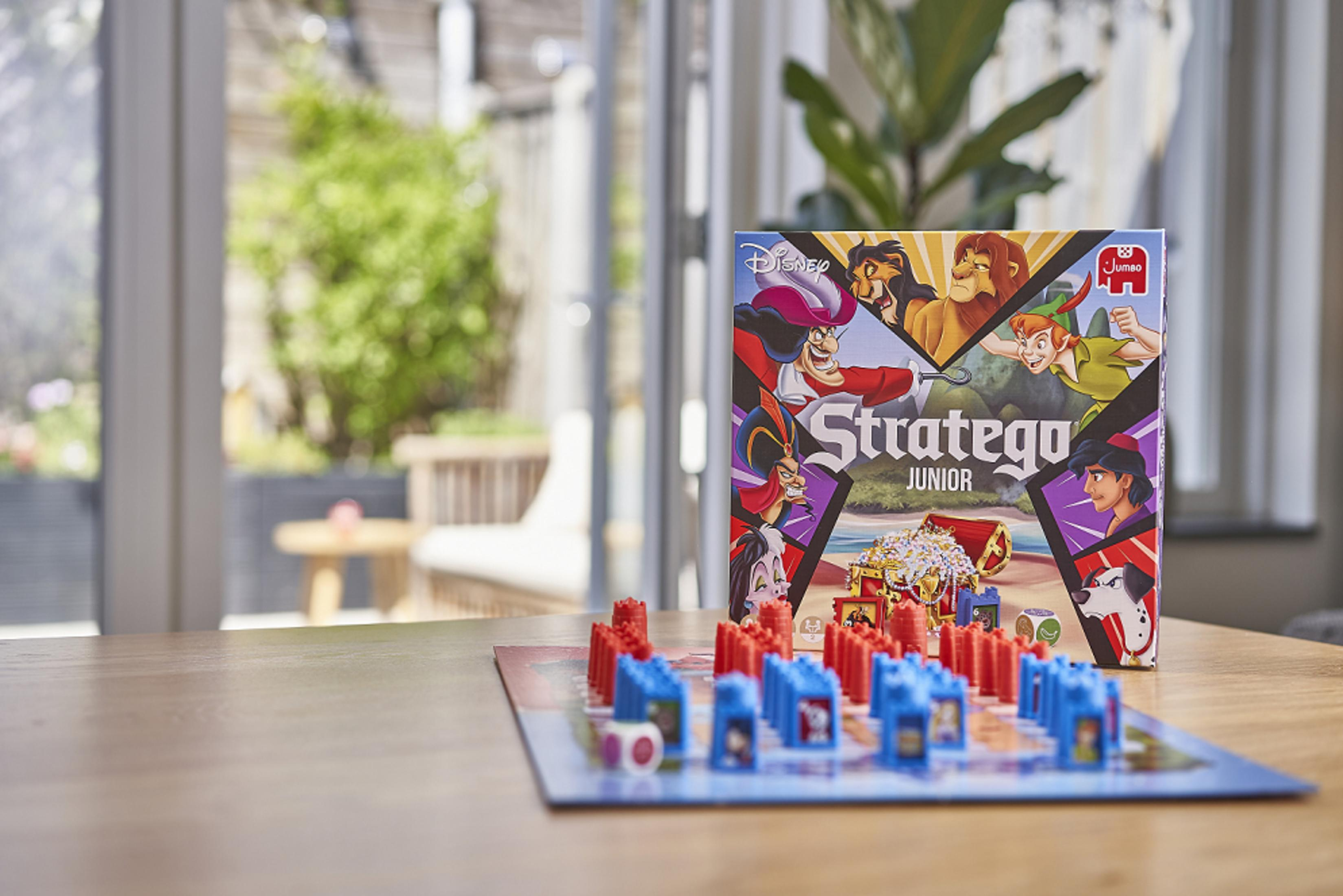 Juego Disney Stratego Junior sobre una mesa. El tablero está configurado.