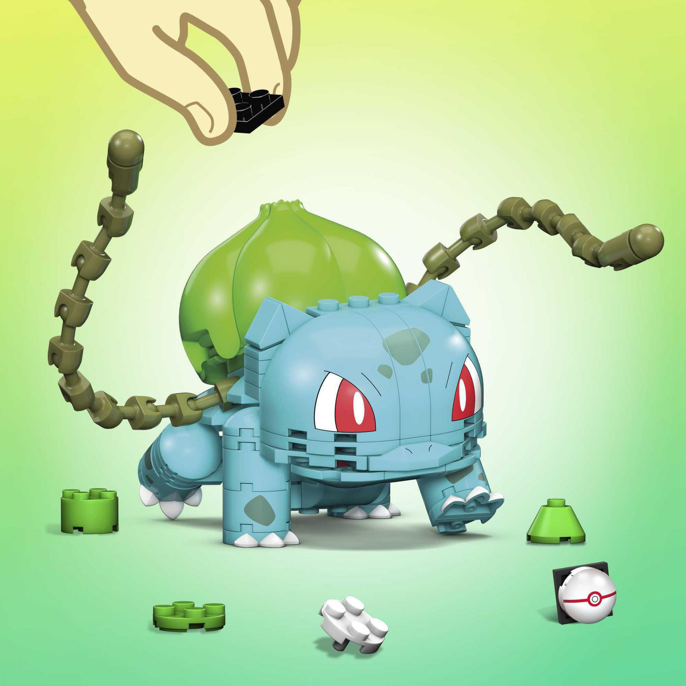 Eine Bulbasaur-Lego-Figur wird zusammengebaut. Eine Hand setzt einen schwarzen Block ein.