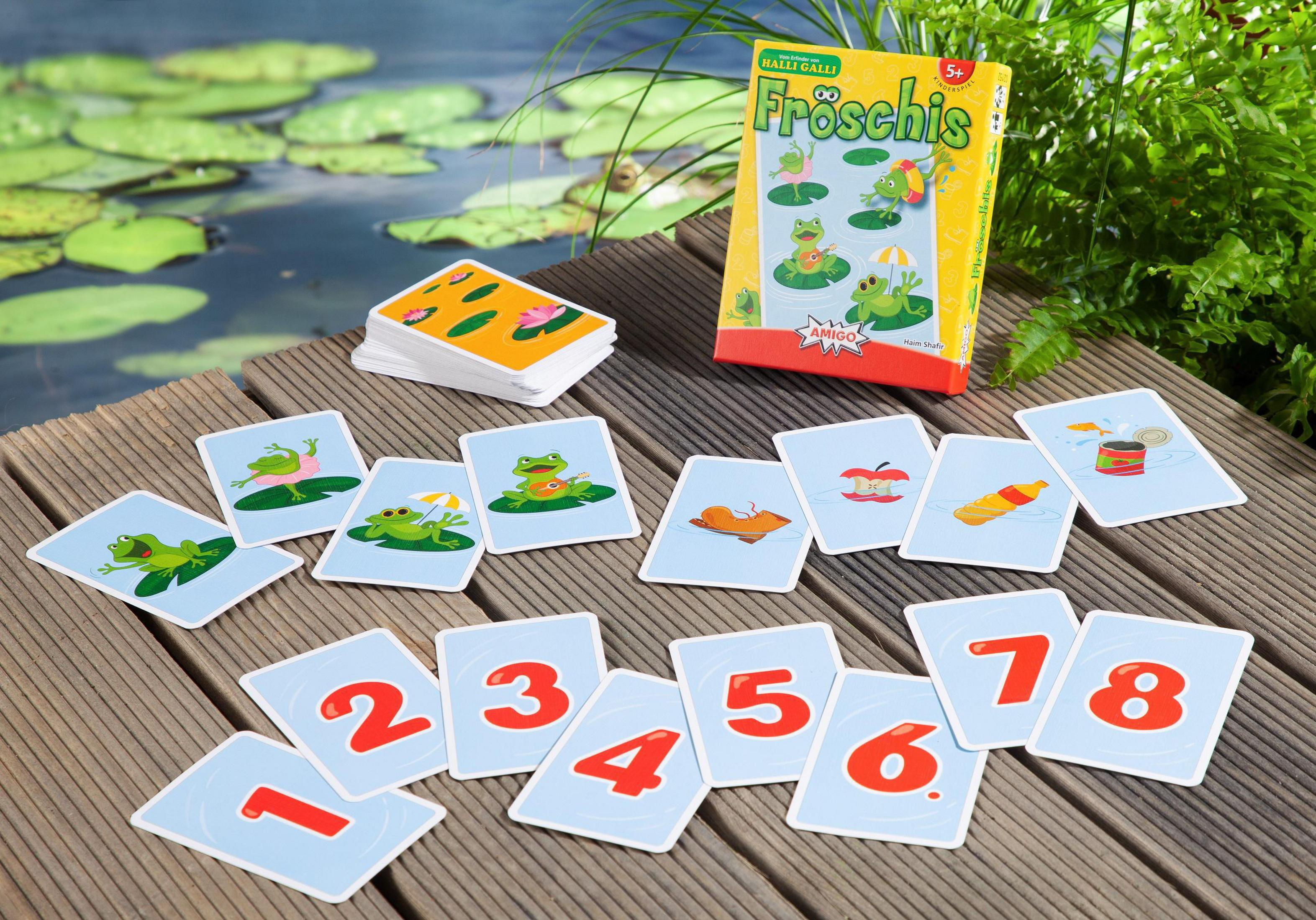 Jeu de cartes sur le thème des grenouilles, cartes sur une surface en bois, près de l'eau et des plantes.