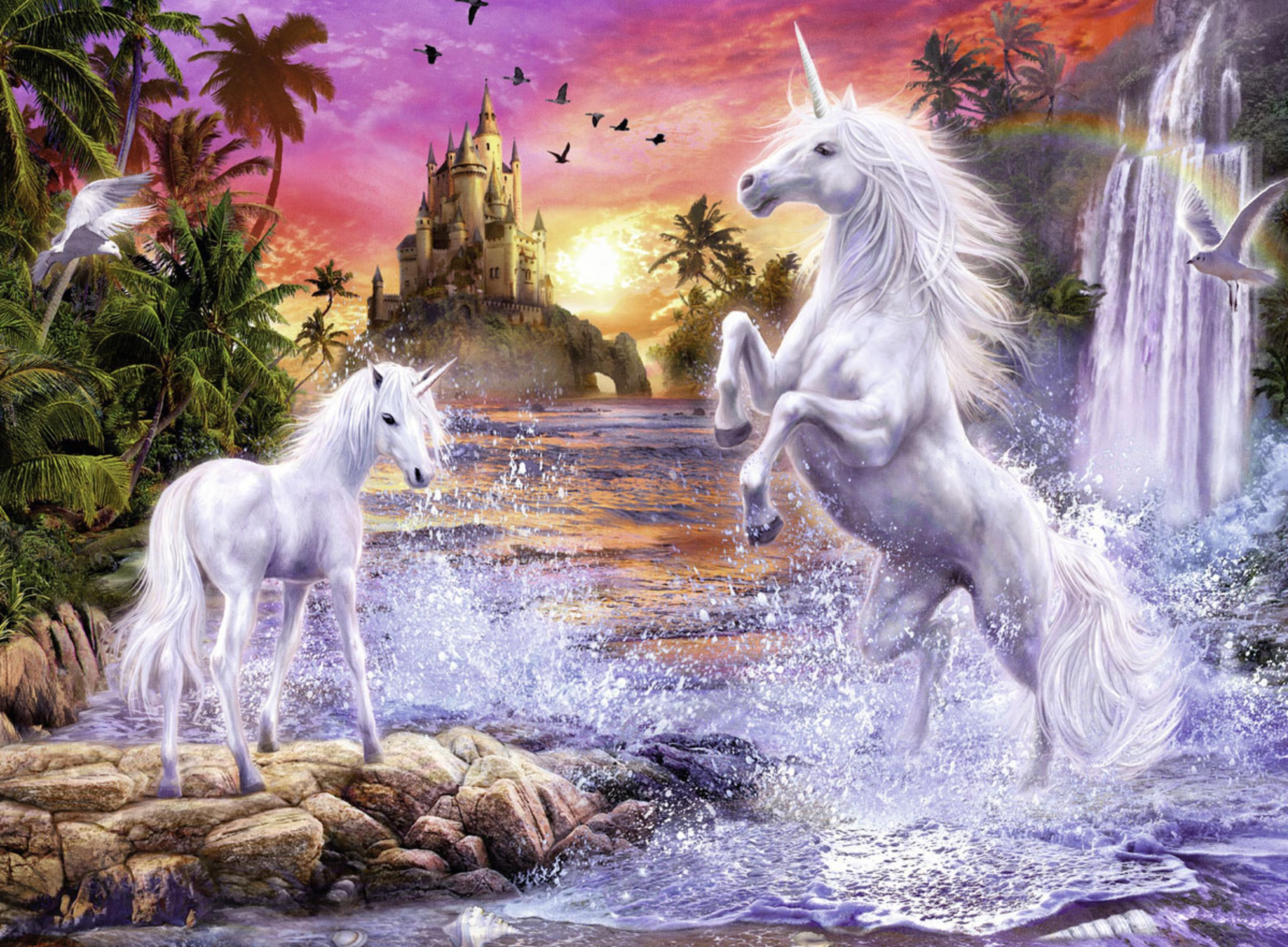 Due unicorni bianchi, uno impennato, vicino a una cascata, castello sullo sfondo, palme e arcobaleno.