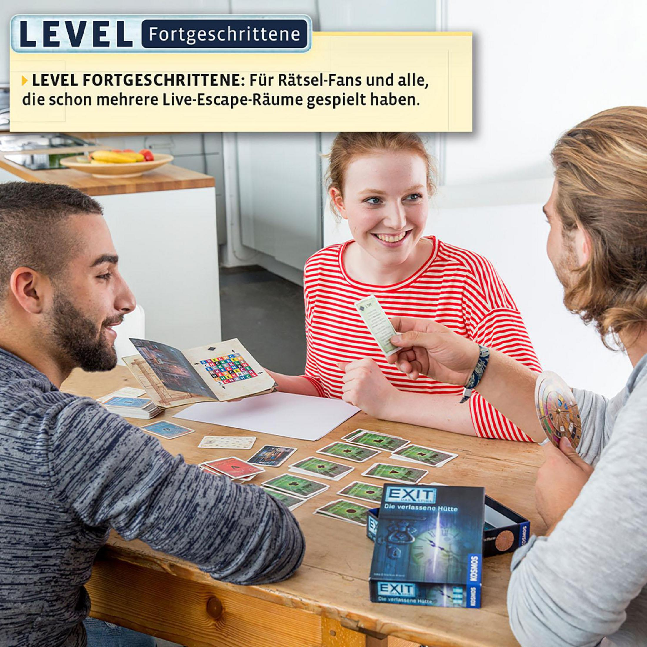 Persone che giocano a un gioco da tavolo chiamato 'EXIT'. Testo in tedesco: LEVEL FORTGESCHRITTENE: für Rätsel-Fans.