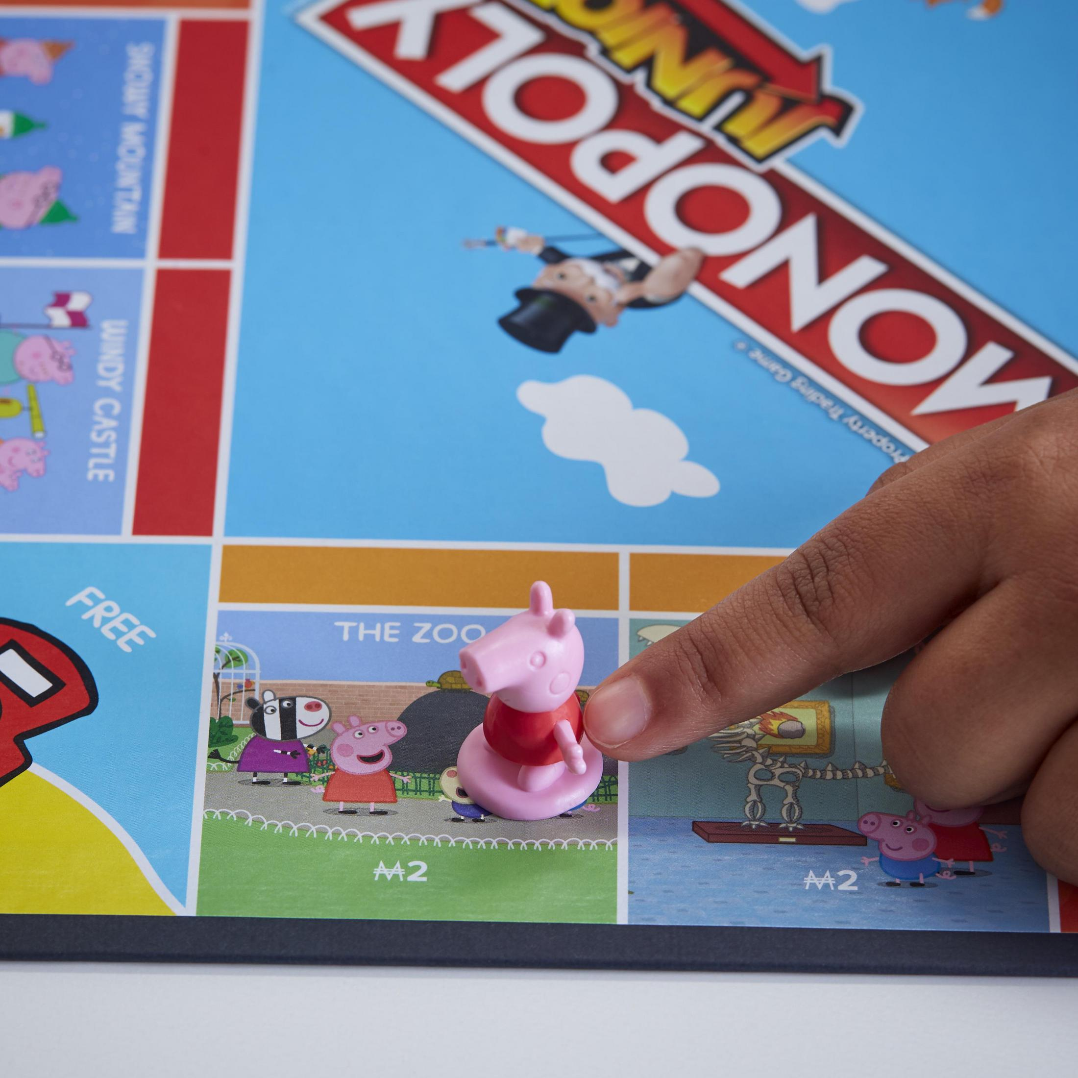 Gra planszowa Monopoly Junior z pionkiem Świnki Peppy na polu zoo.