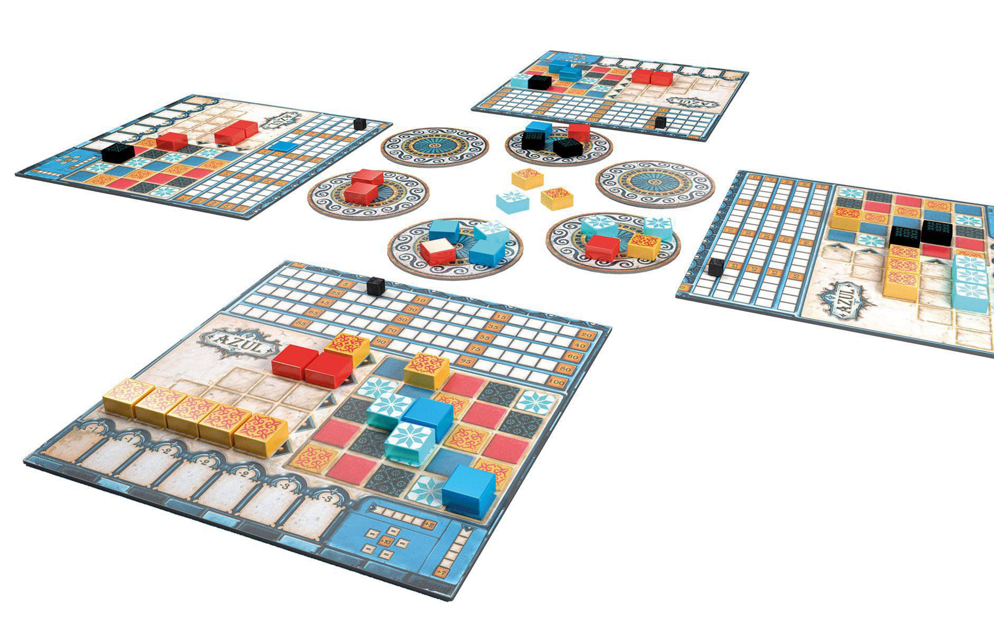 Brettspiel: Mehrere Spielbretter mit Kacheln und Spielsteinen. Farbenfrohes Strategiespiel.