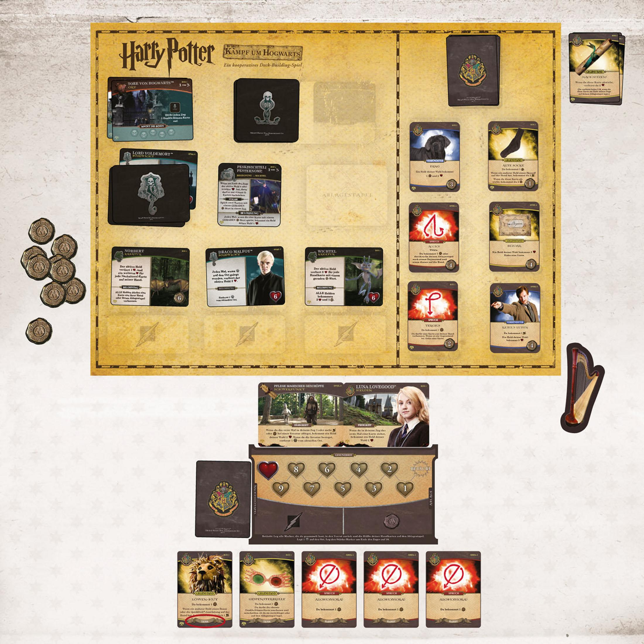 Harry Potter-Brettspiel auf einem Tisch mit Karten, Spielbrett und verschiedenen Spielsteinen. Die Farben sind beige und braun.