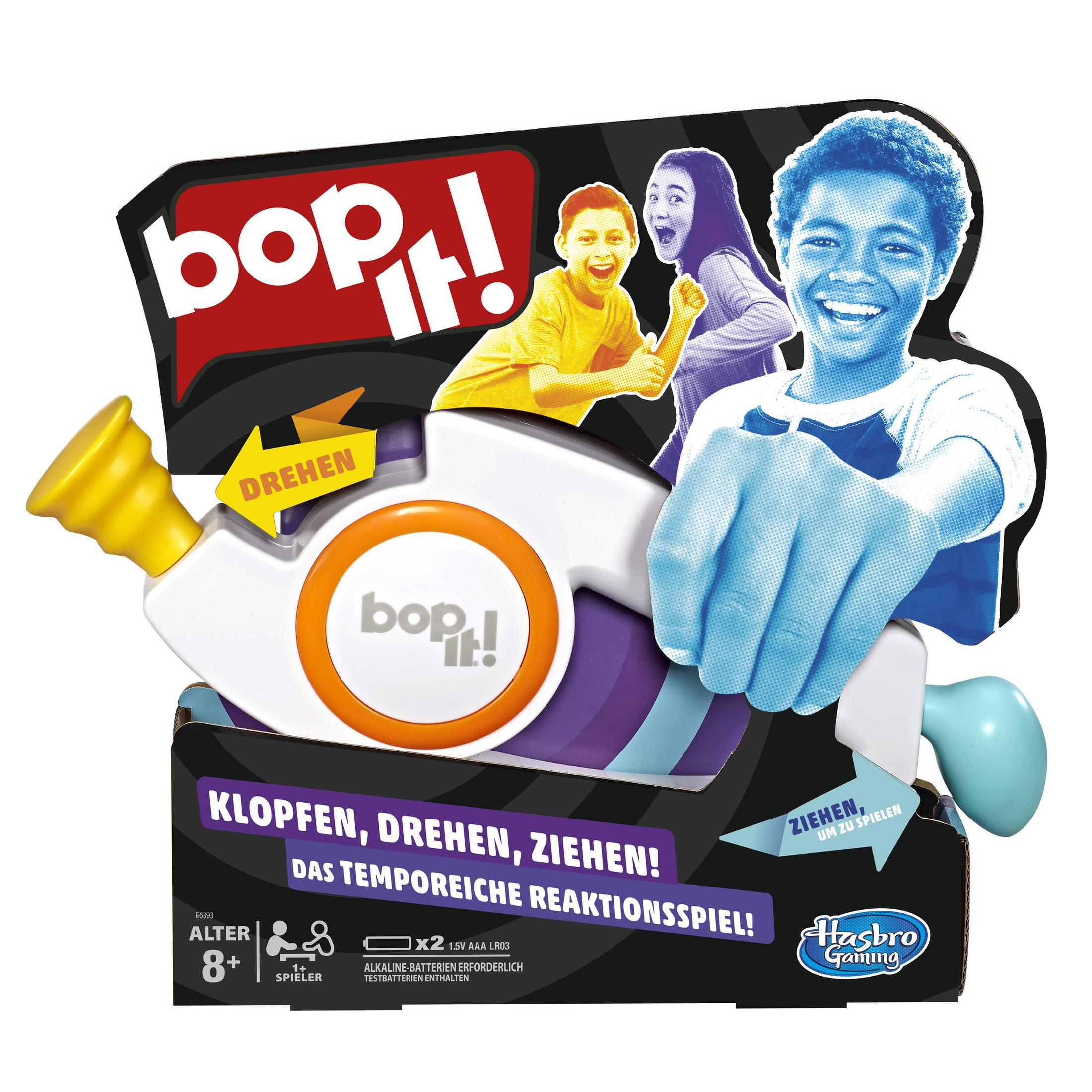 Pudełko gry Bop It!. Dzieci grają w grę.