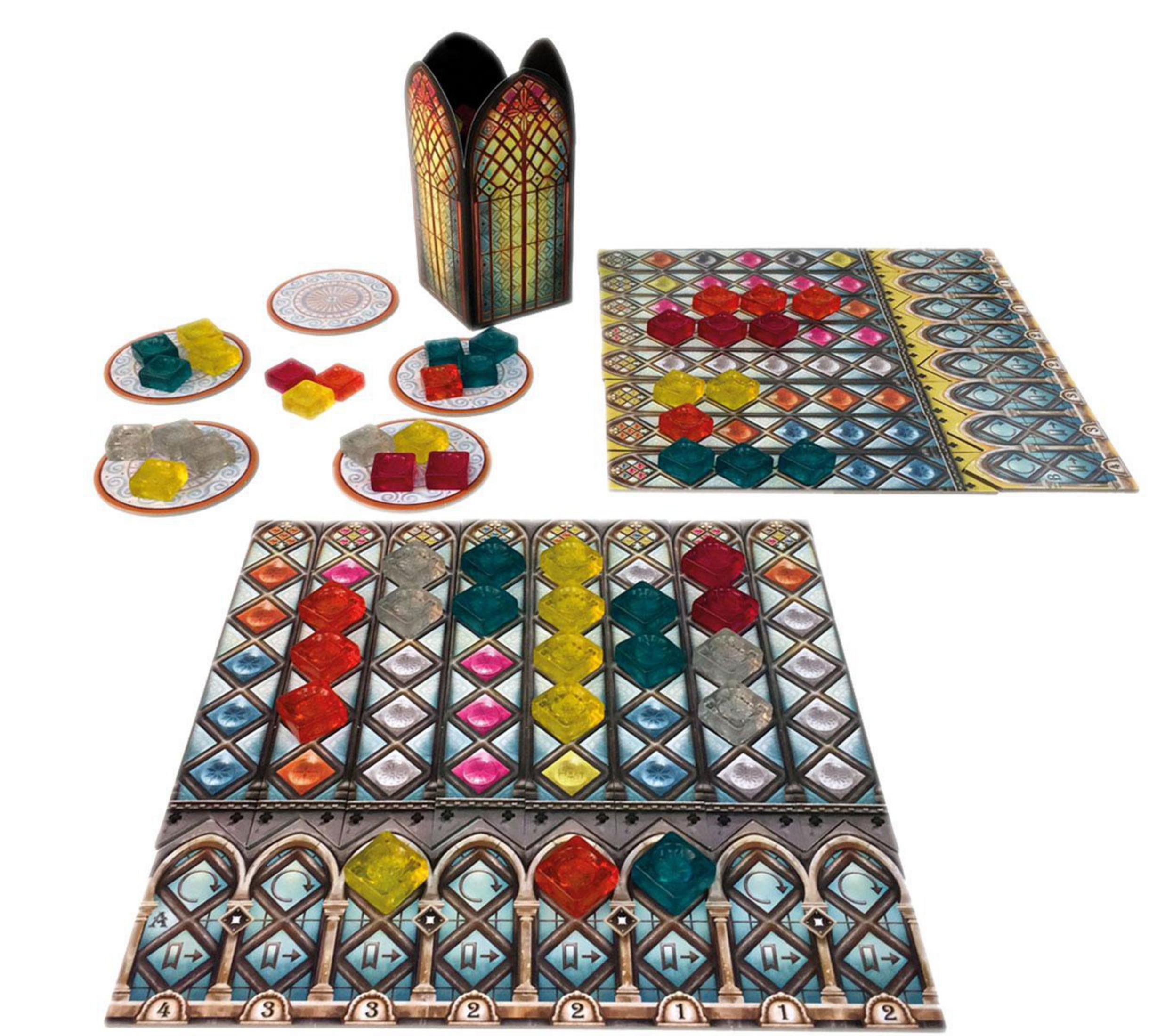 Brettspiel mit bunten Buntglasfensterteilen, Brettern und einem turmartigen Behälter.