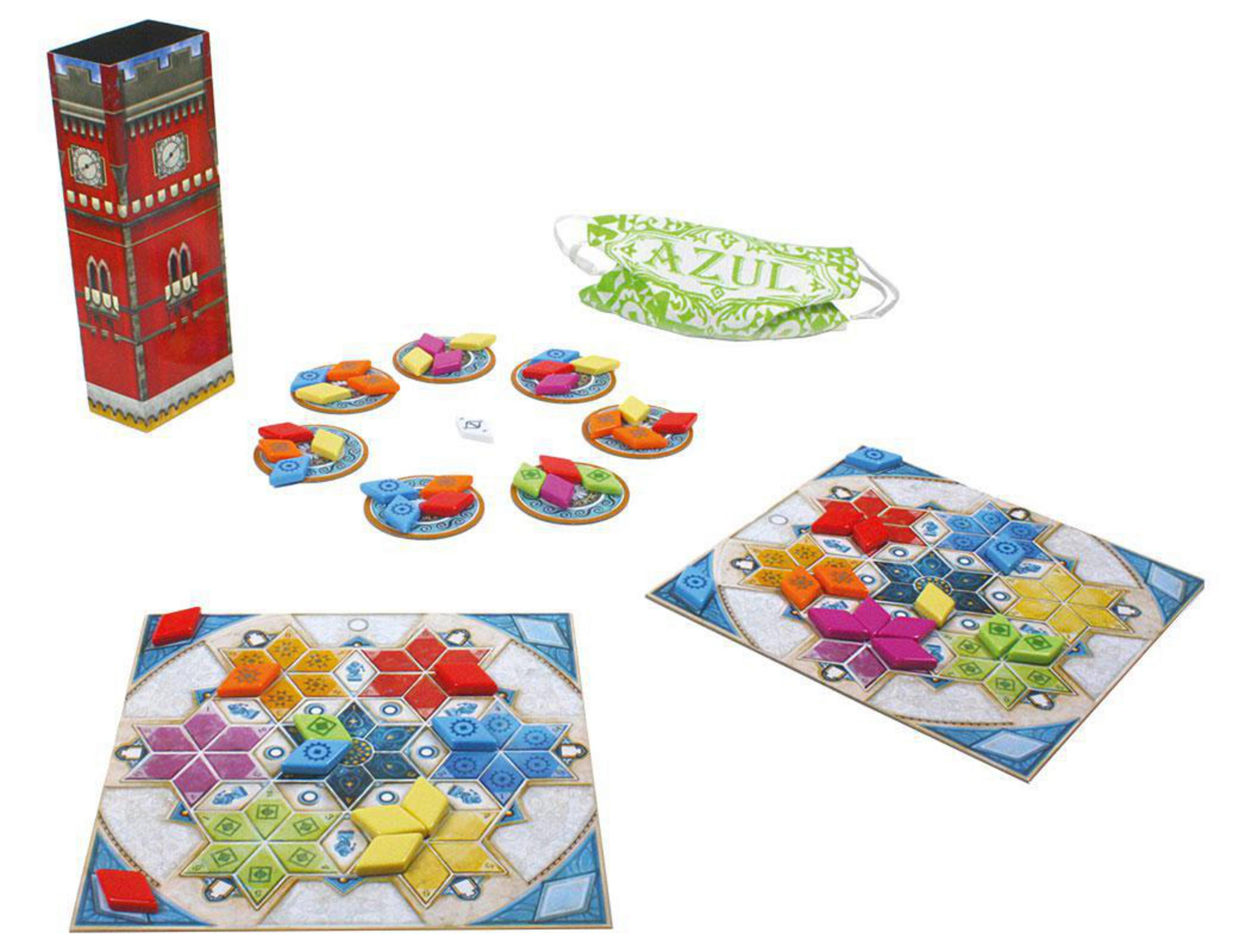Brettspielkomponenten, einschließlich Spielbretter und Kacheln, auf weißem Hintergrund.