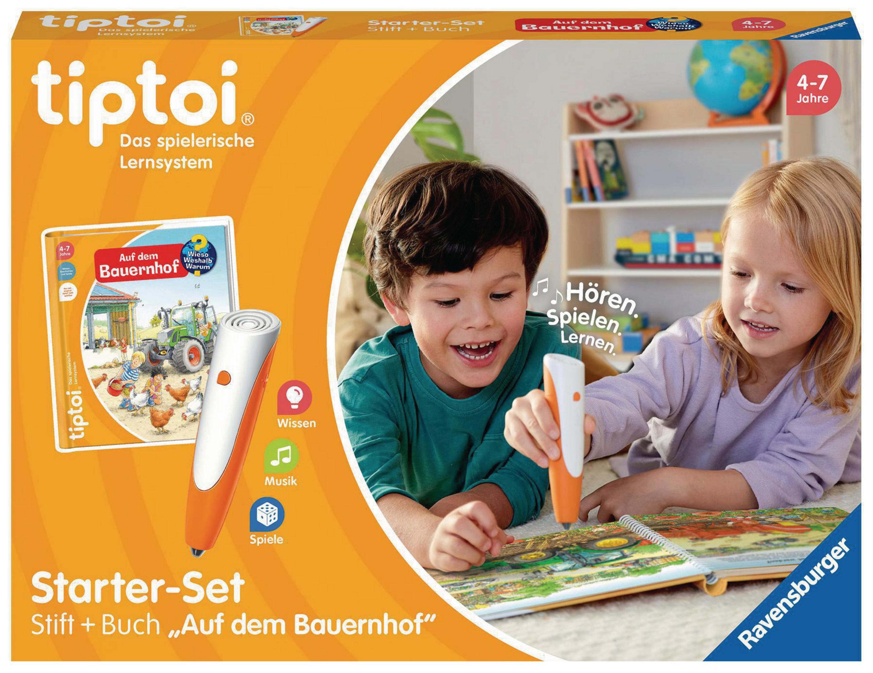 Kinder interagieren mit einem Buch und Stift-Set. Die Box sagt 'Auf dem Bauernhof'. Der Hintergrund zeigt ein Regal und einen Globus.