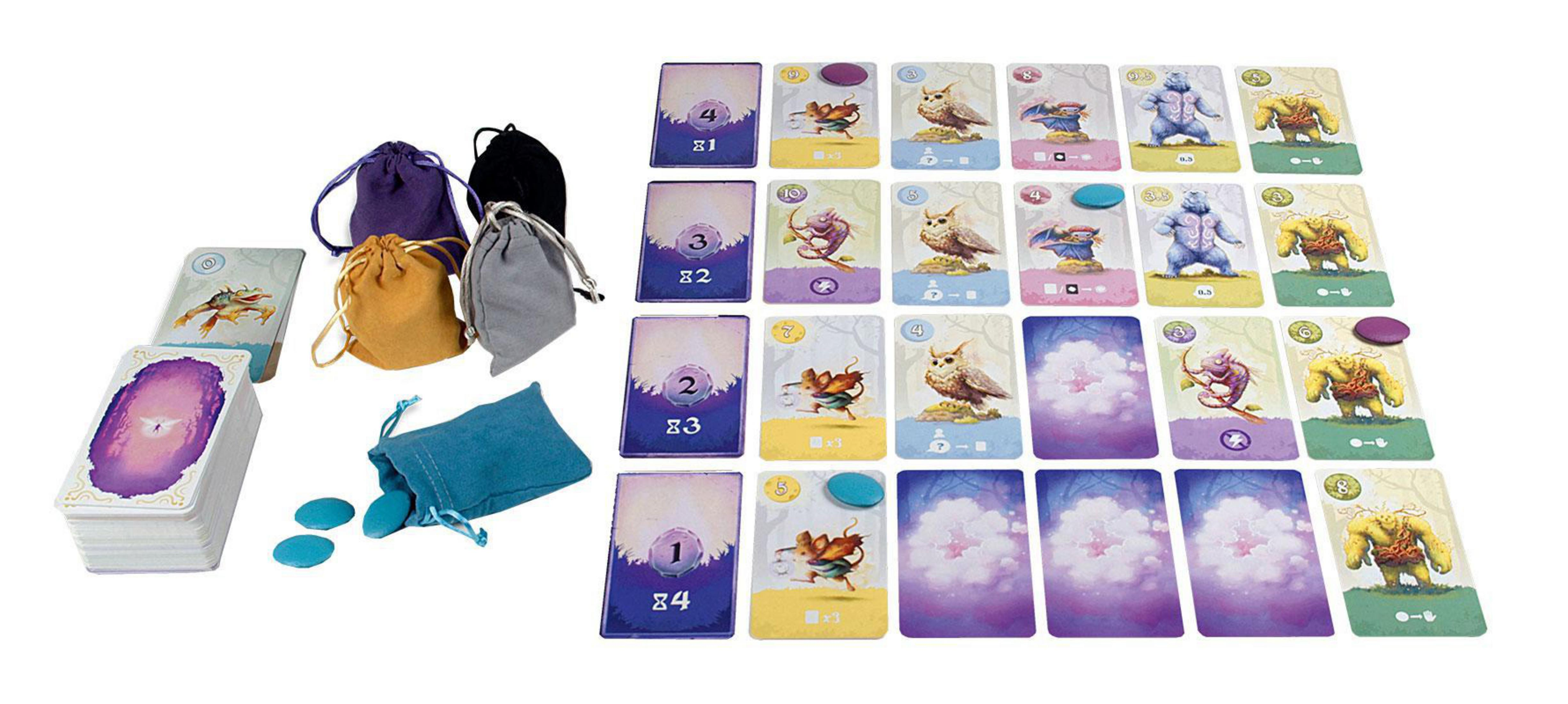 Kartenspiel mit Karten und Beuteln, Karten mit Illustrationen und Zahlen, weißer Hintergrund.