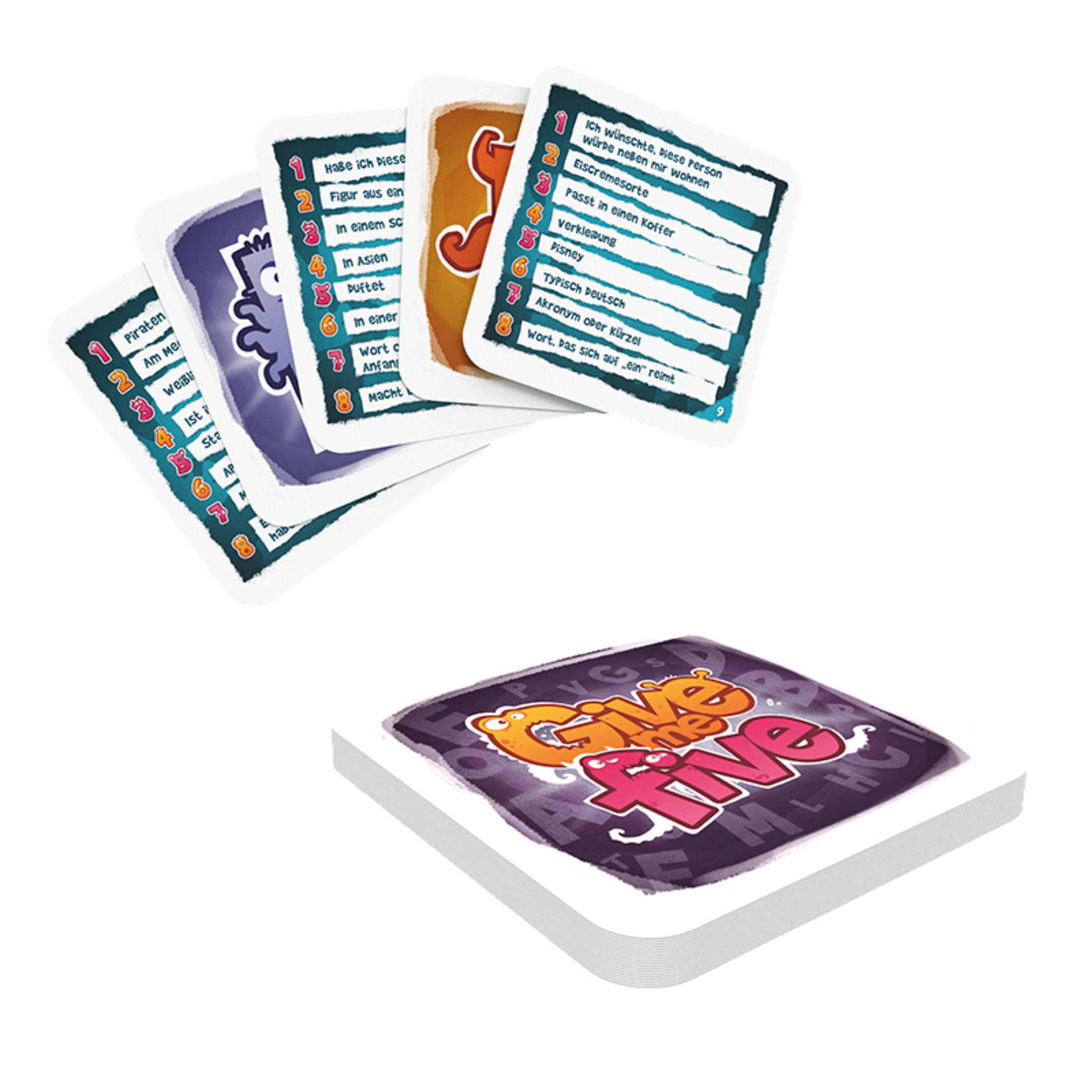 Ein Stapel Give Five-Spielkarten. Verschiedene Karten mit Bildern und Text sind sichtbar, weißer Hintergrund.