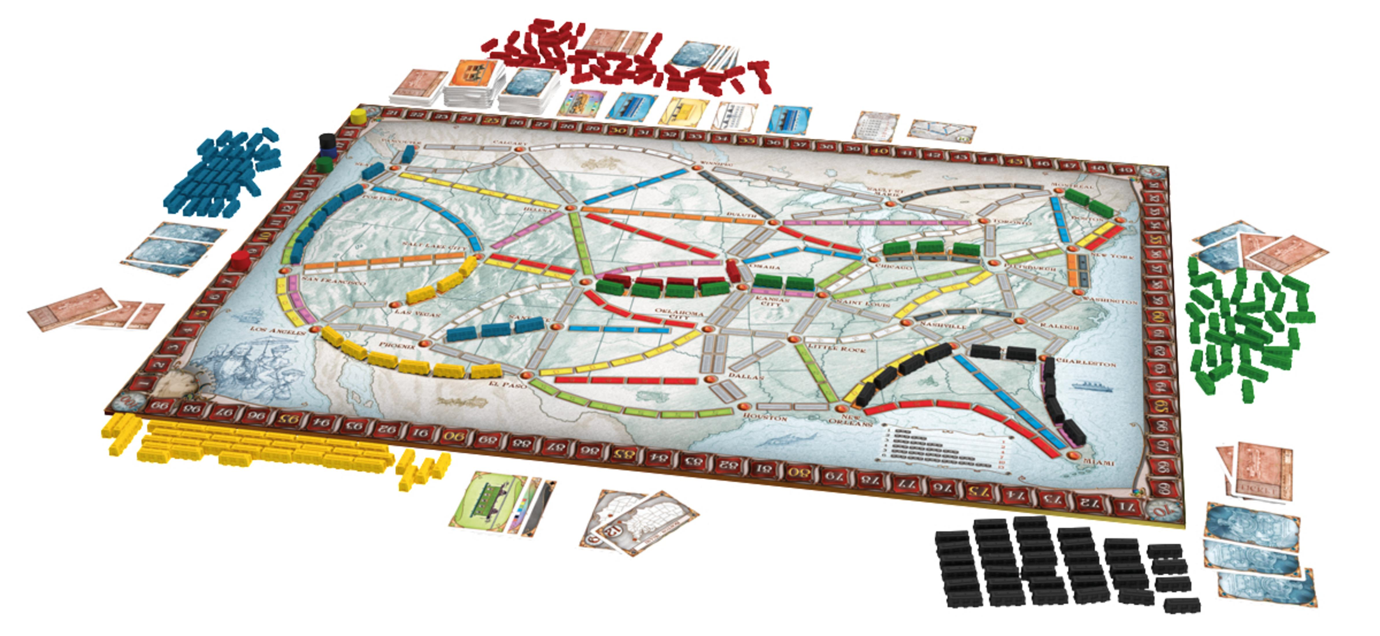 Ein Brettspiel mit einer Karte der USA, Zugteilen und Karten aufgebaut.