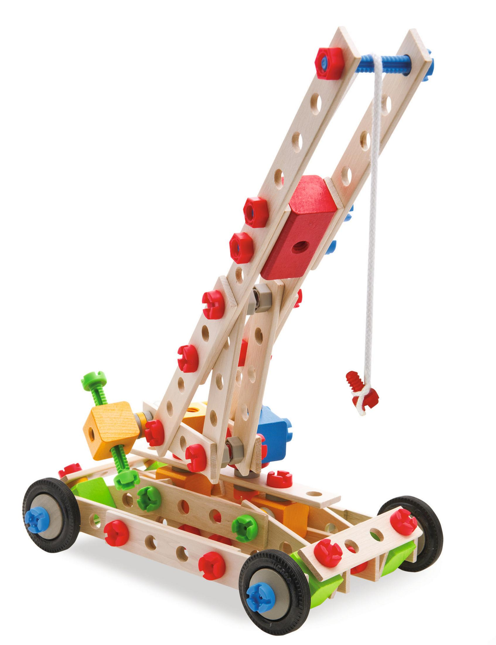 Ein Spielzeugkran aus Holz mit bunten Kunststoffschrauben und -rädern vor einem weißen Hintergrund.