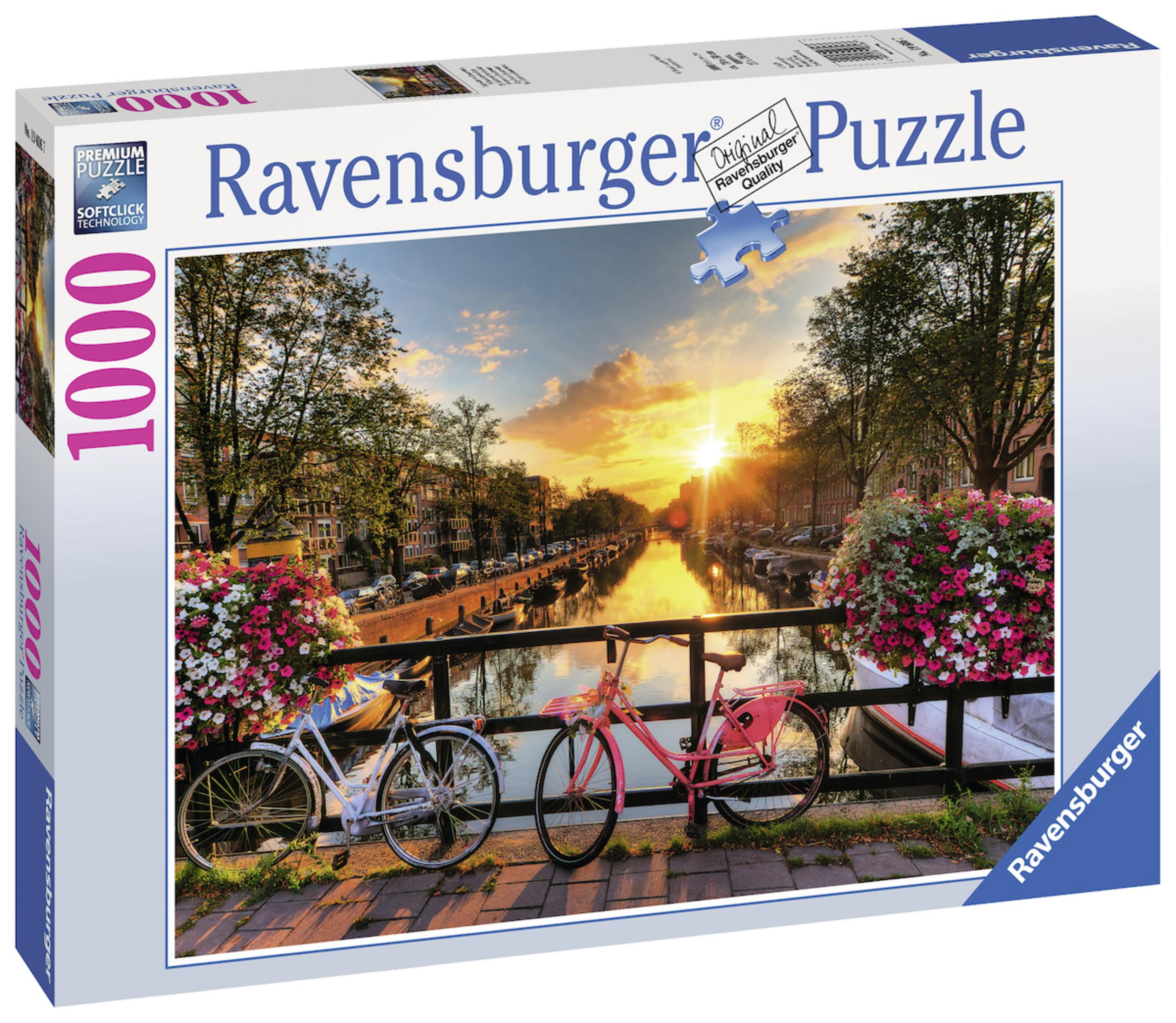Eine Ravensburger Puzzlebox mit Sonnenuntergang über einem Kanal mit Fahrrädern.