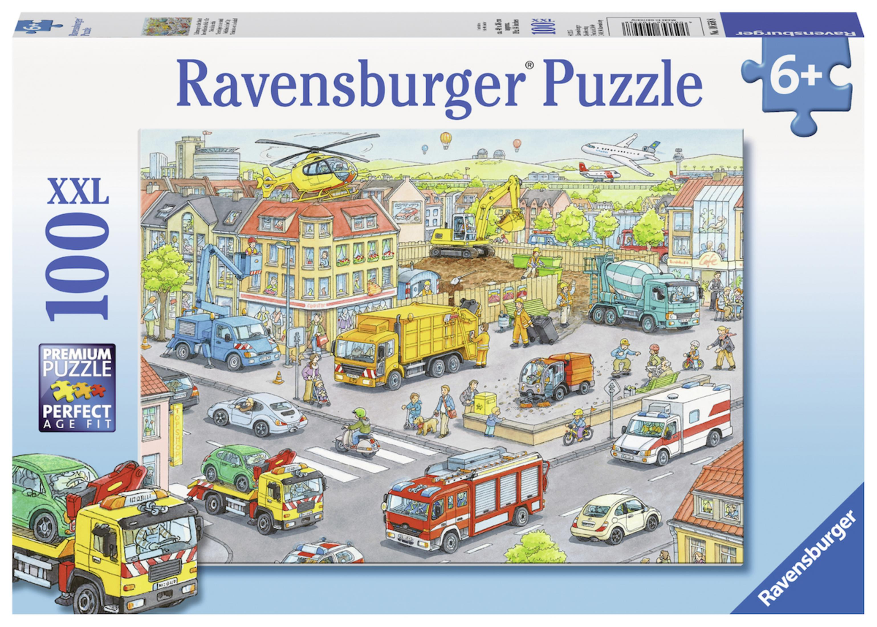 Puzzle Ravensburger da 100 pezzi con scena cittadina, veicoli, edifici e persone.