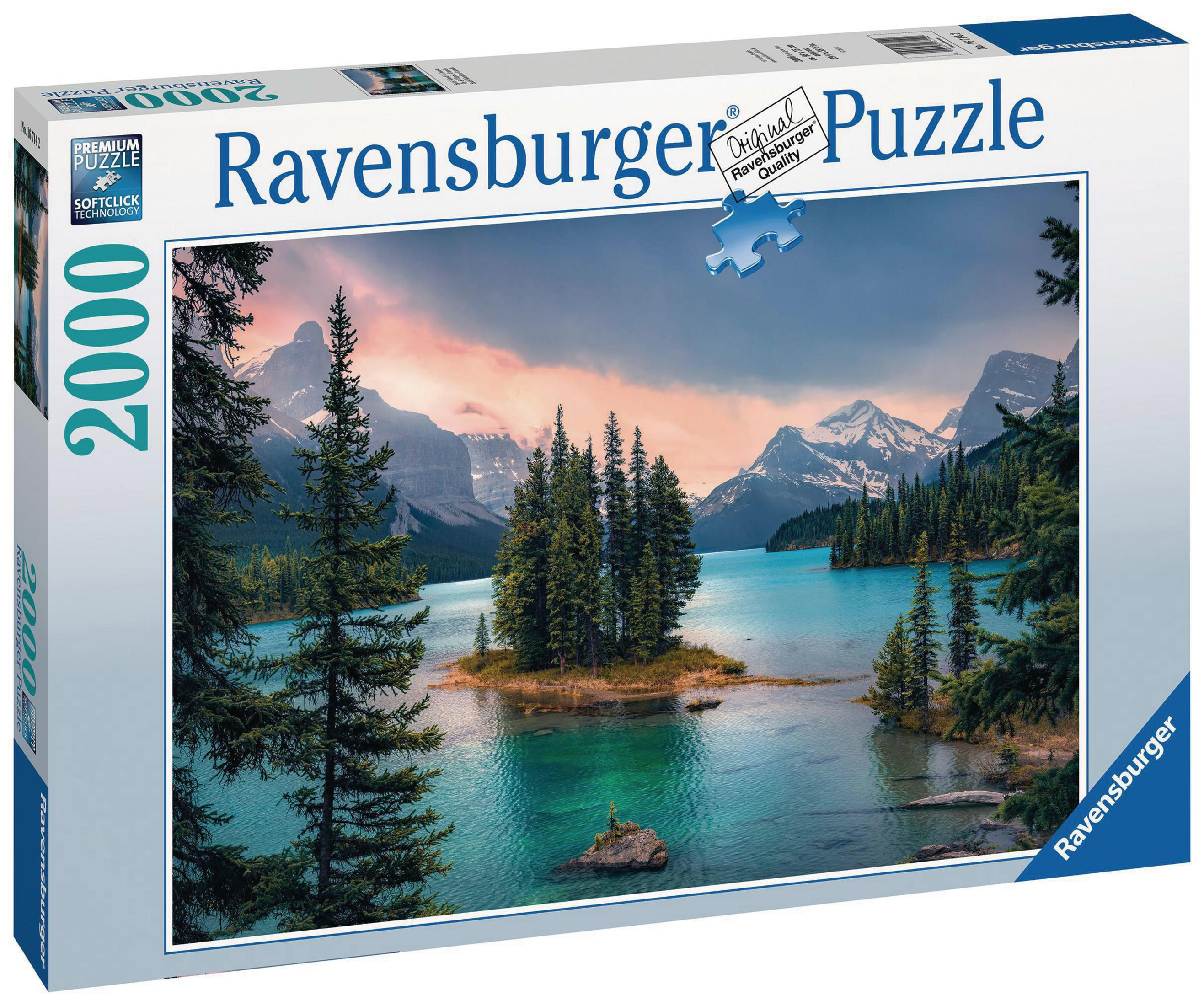 Scatola di puzzle con un paesaggio di un lago circondato da montagne e alberi.