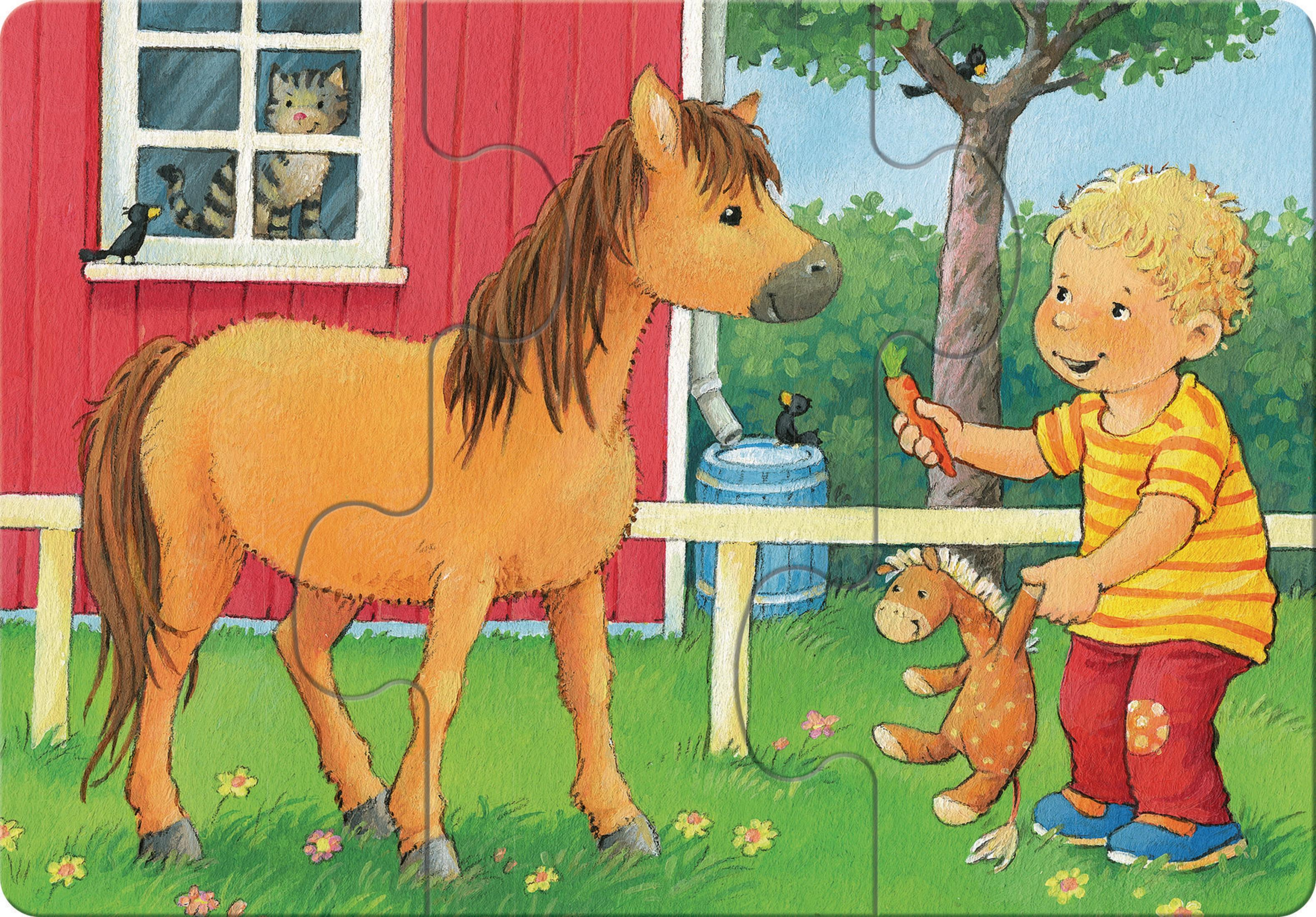 Ein Kind füttert ein Pferd mit einer Karotte auf einem Puzzle. Eine Katze schaut aus einem Fenster, und ein Spielzeugpferd liegt am Boden.