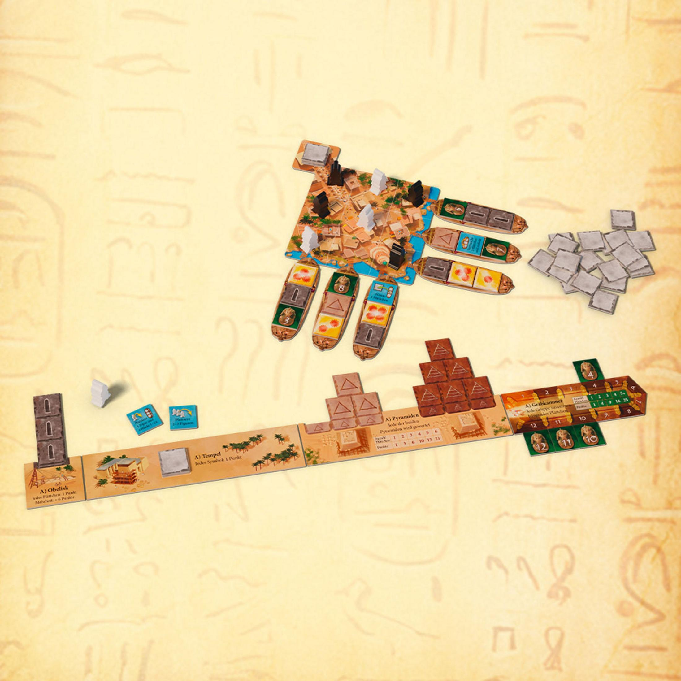 Brettspiel im altägyptischen Stil. Spielbrett, Spielsteine und Karten sind auf gelbem Hintergrund ausgelegt.
