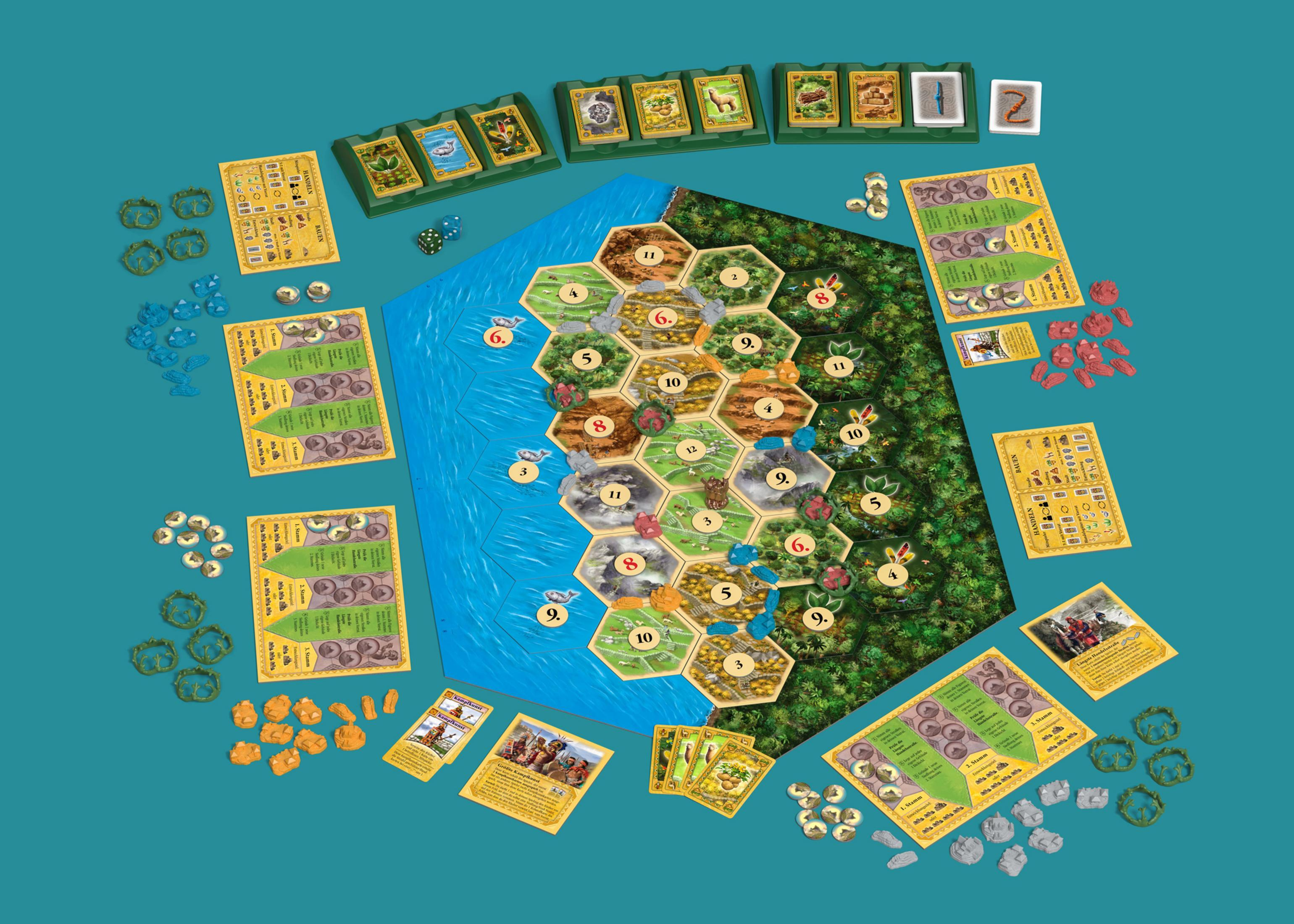 Brettspiel-Setup. Sechseckiges Brett mit Fluss, Bäumen, Straßen und Karten. Mehrere Spielsteine und Würfel sind sichtbar.