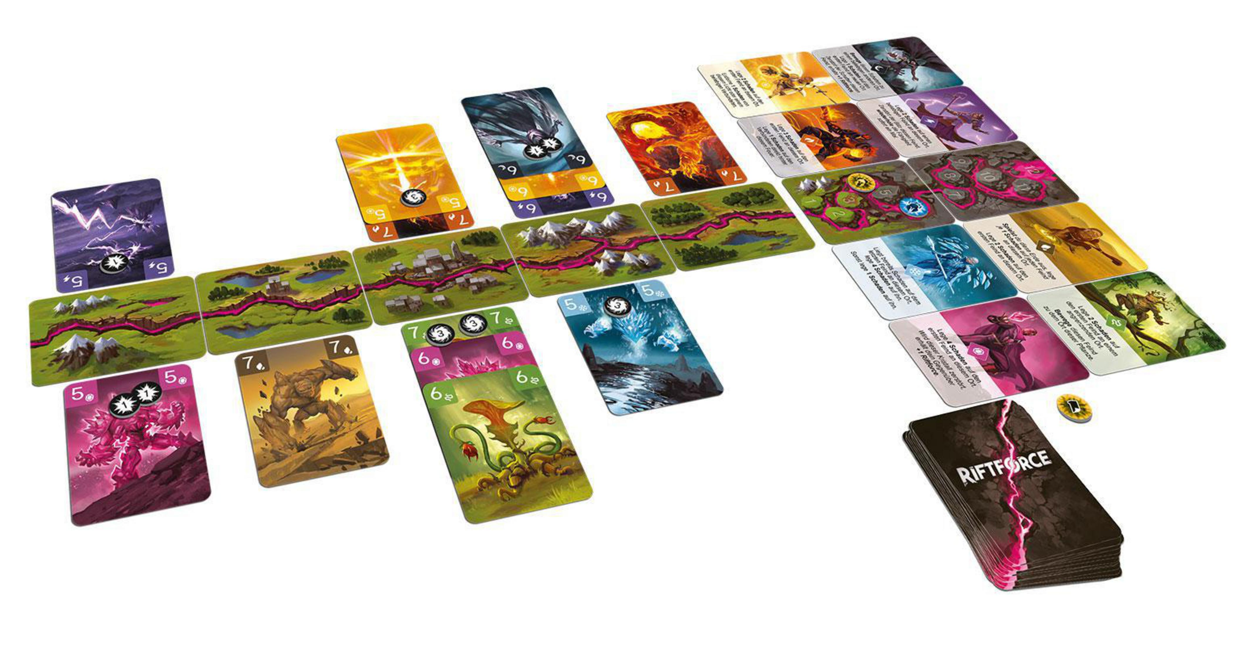 Brettspiel mit Karten mit Landschaften, Kreaturen und Symbolen, auf einem Holztisch.