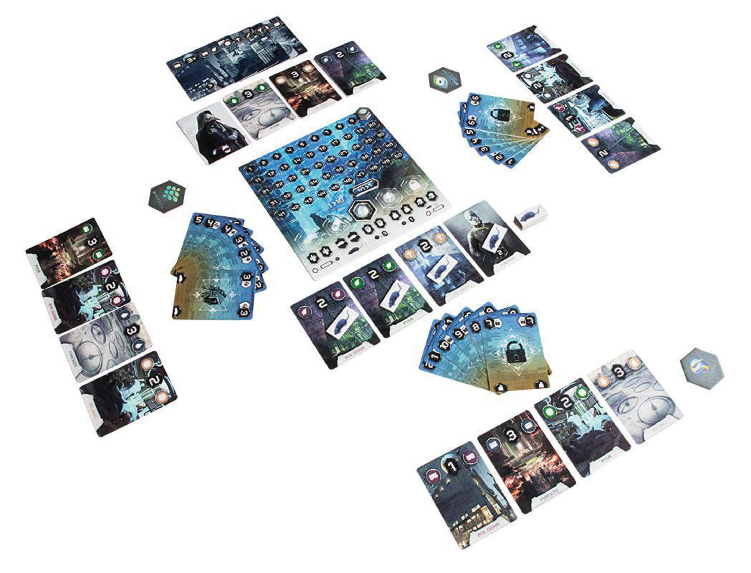 Spielkomponenten auf einer weißen Oberfläche verstreut, einschließlich Karten, Token und Spielbretter.