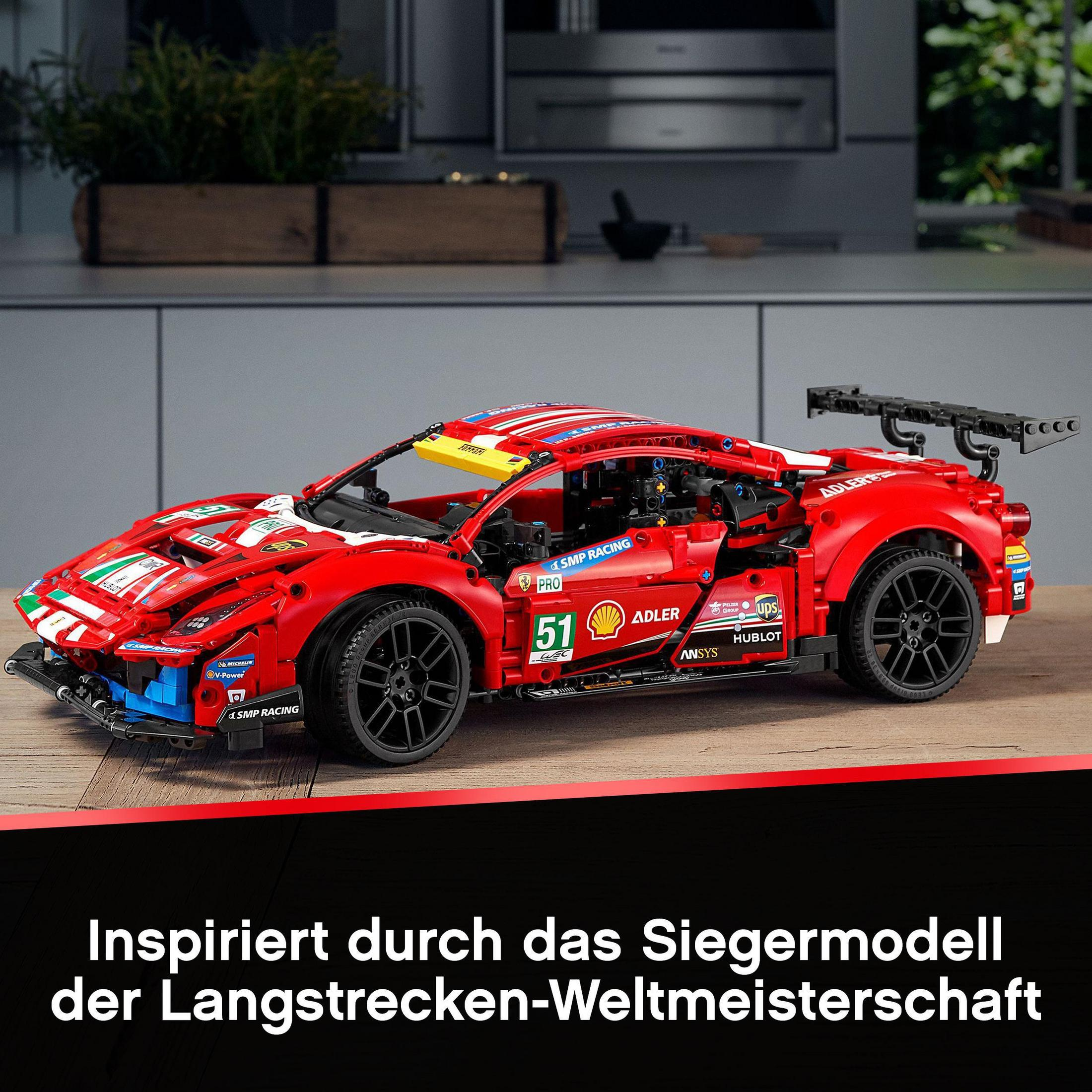 Rotes Rennwagen-Spielzeug mit Sponsorenlogos auf Holzoberfläche. Text unten.