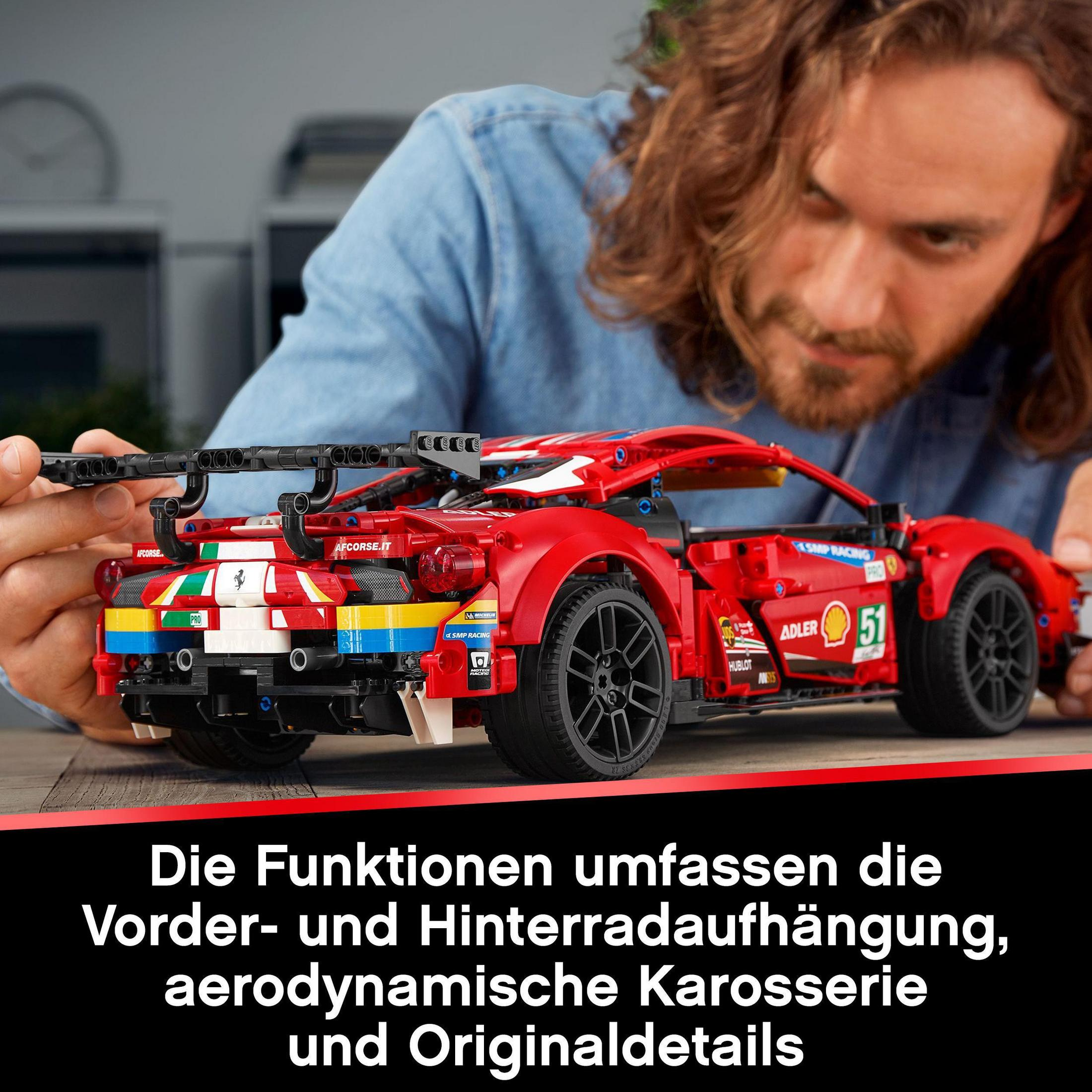 Mężczyzna składający czerwony model samochodu Lego Ferrari.